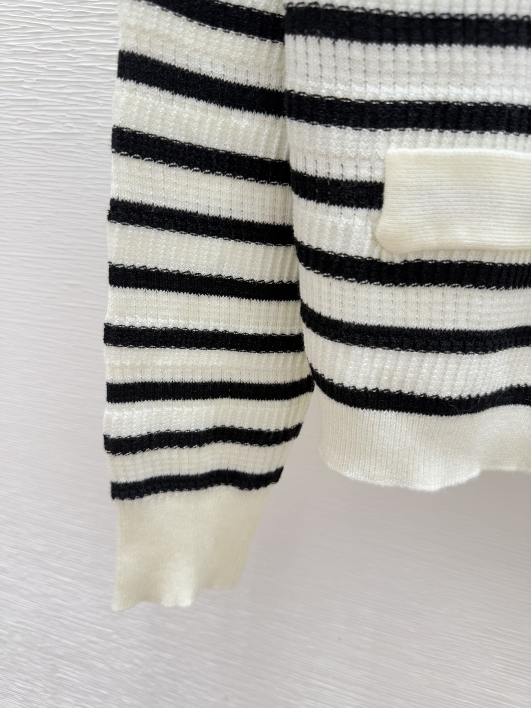 🆕VA家🆕 早秋新款 撞色条纹V领针织长袖开衫颜色：白色尺码：36.38.40