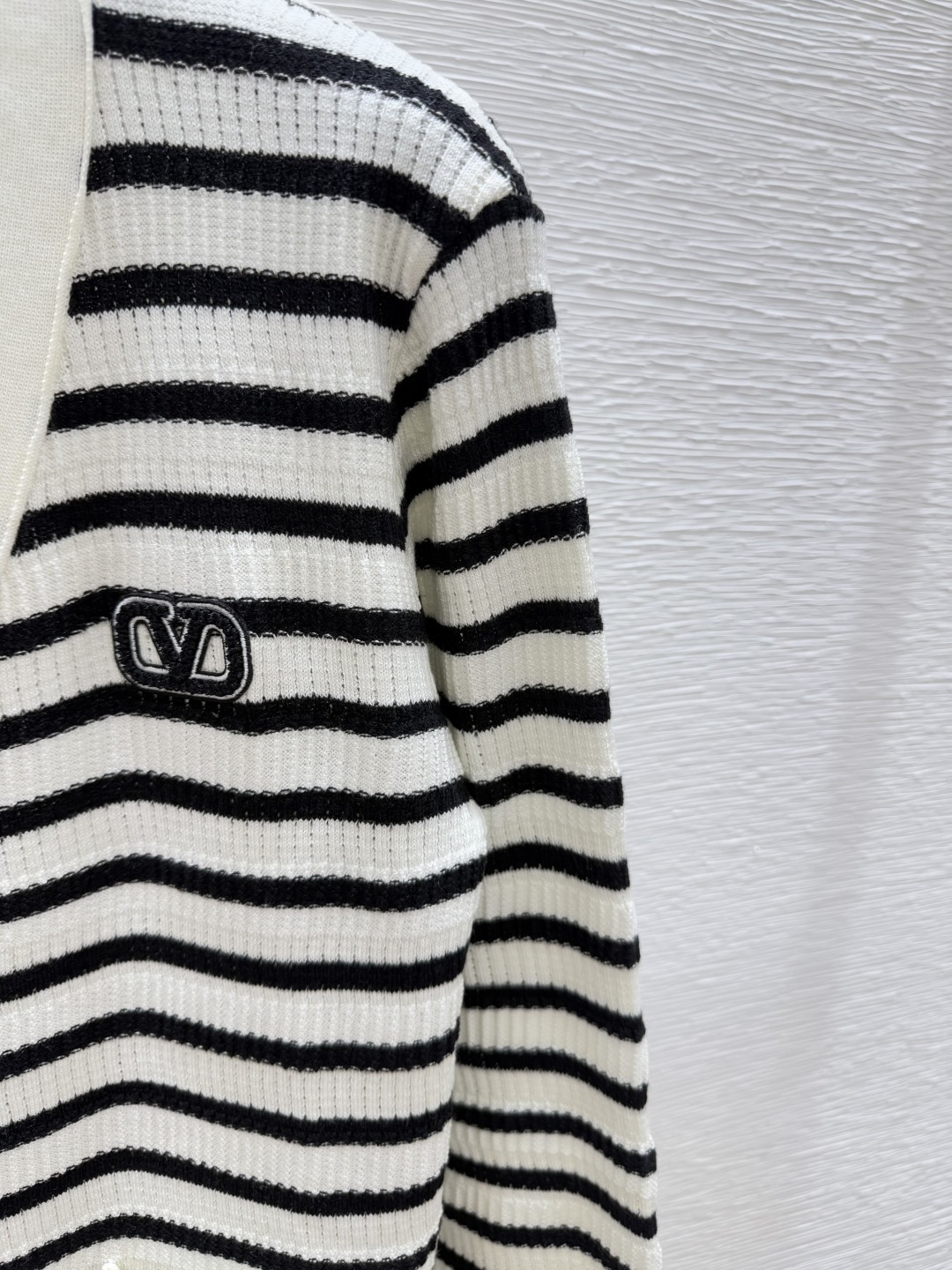 🆕VA家🆕 早秋新款 撞色条纹V领针织长袖开衫颜色：白色尺码：36.38.40