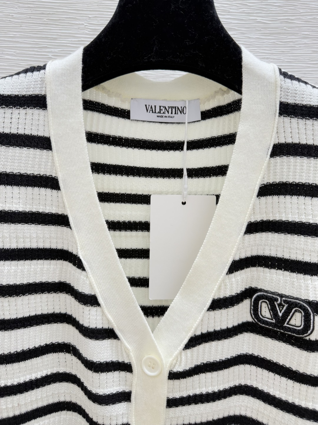 🆕VA家🆕 早秋新款 撞色条纹V领针织长袖开衫颜色：白色尺码：36.38.40