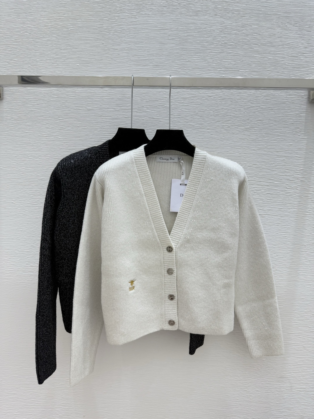 NO:535543,D Home Early Autumn New Style Solid Color Gold and Silver Wire V-neck Knitted Long Sleeve Cardigan Color Apricot Black Size 36.38.40, Dior, Alexander wang19860909D家 早秋新款 纯色金银线V领针织长袖开衫 颜色杏色 黑色 尺码36.38.40,,dior,alexander wang,Women's clothing