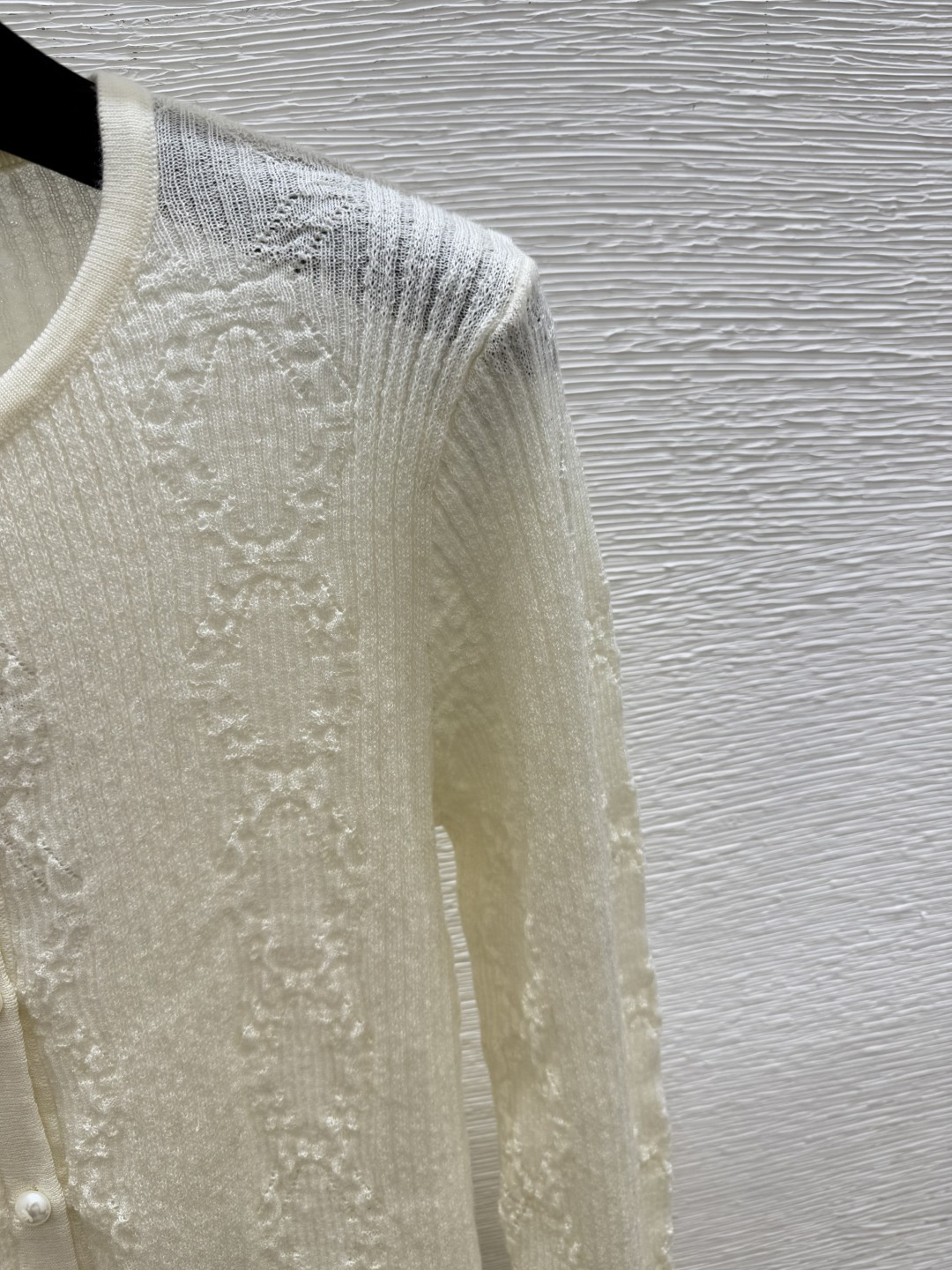 🆕CH家🆕 早秋新款 纯色简约镂空圆领针织长袖开衫颜色：白色 黑色尺码：36.38.40