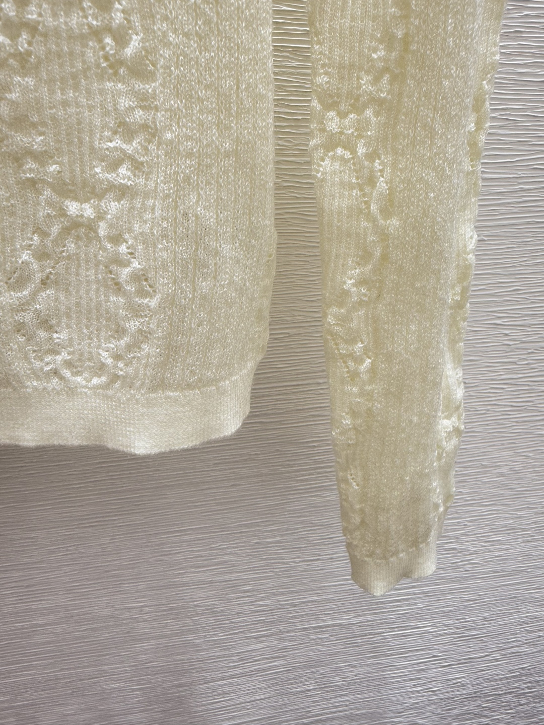 🆕CH家🆕 早秋新款 纯色简约镂空圆领针织长袖开衫颜色：白色 黑色尺码：36.38.40