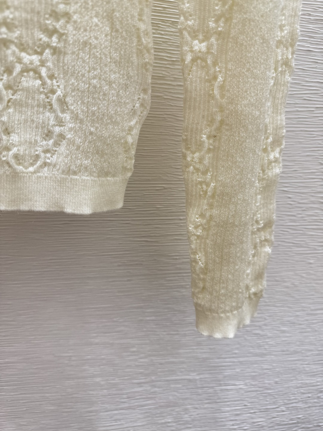 🆕CH家🆕 早秋新款 纯色简约圆领针织长袖颜色：白色 黑色尺码：36.38.40