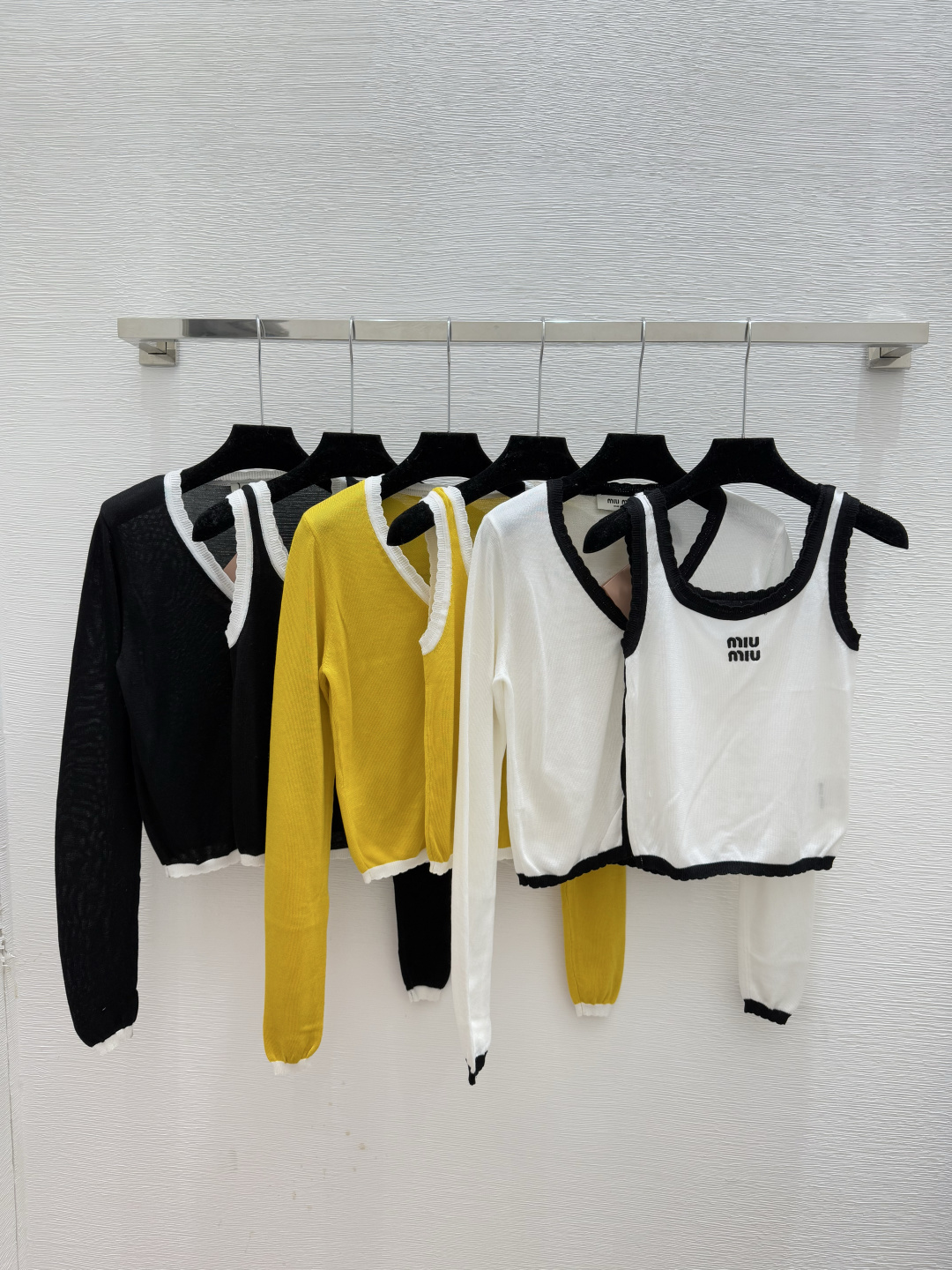 NO:535518,M Home Early Autumn New Style Contrast Simple Knitted Sling Two-Piece Set Color White Yellow Black Size 36.38.40,,alexander wang19860909M家 早秋新款 撞色简约针织吊带两件套 颜色白色 黄色 黑色 尺码36.38.40,,alexander wang,Women's clothing