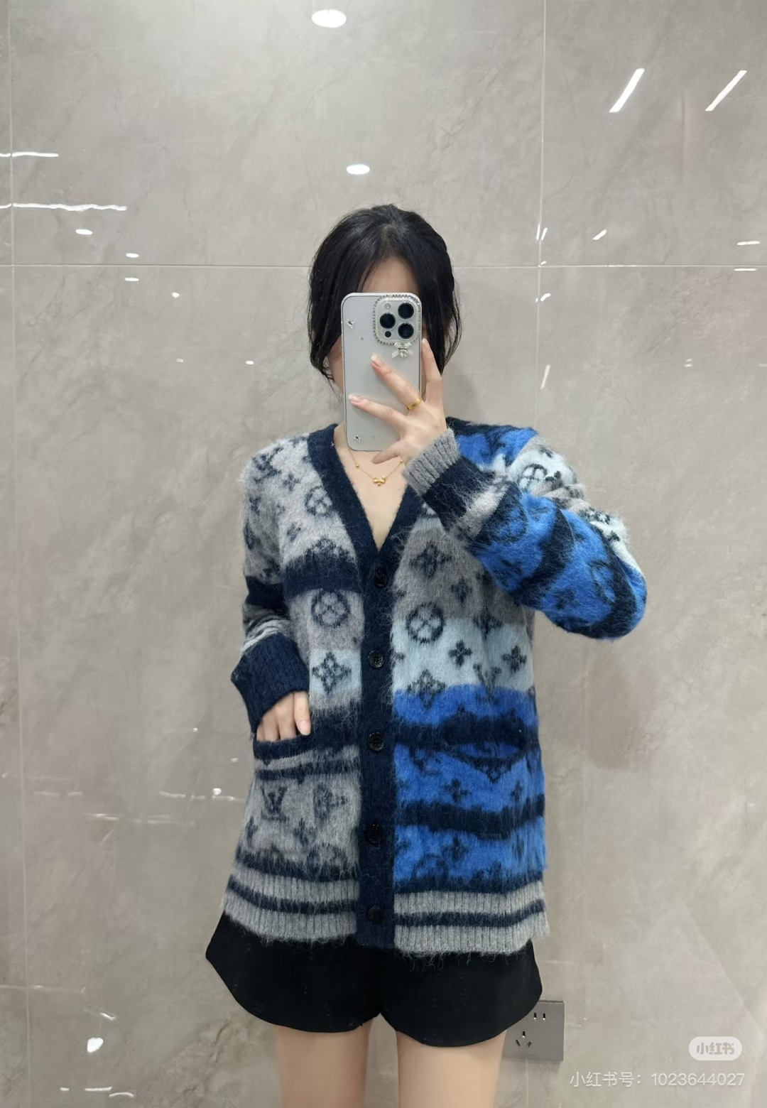 🆕L家🆕 早秋新款 老花字母提花V领针织长袖开衫颜色：蓝色 宝蓝尺码：36.38.40