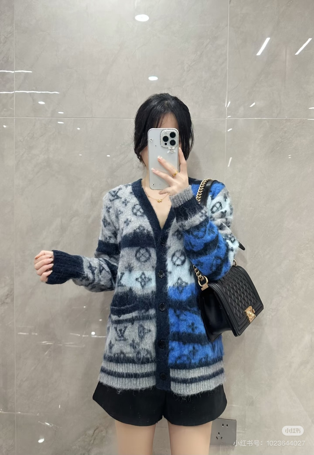 🆕L家🆕 早秋新款 老花字母提花V领针织长袖开衫颜色：蓝色 宝蓝尺码：36.38.40