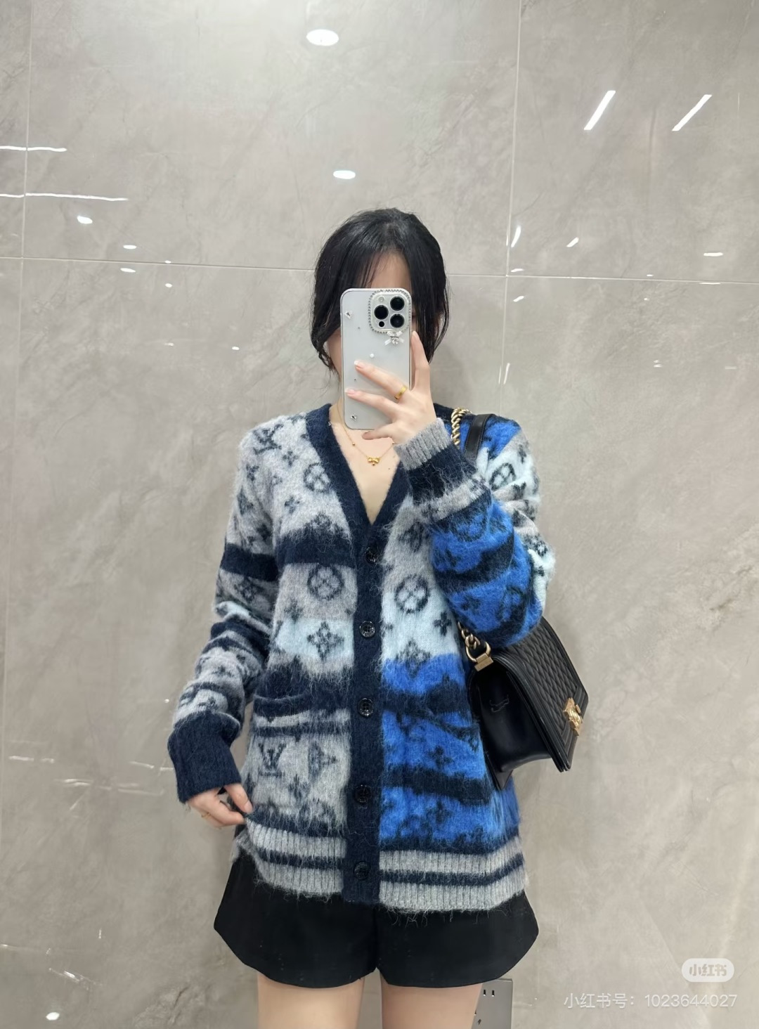 🆕L家🆕 早秋新款 老花字母提花V领针织长袖开衫颜色：蓝色 宝蓝尺码：36.38.40