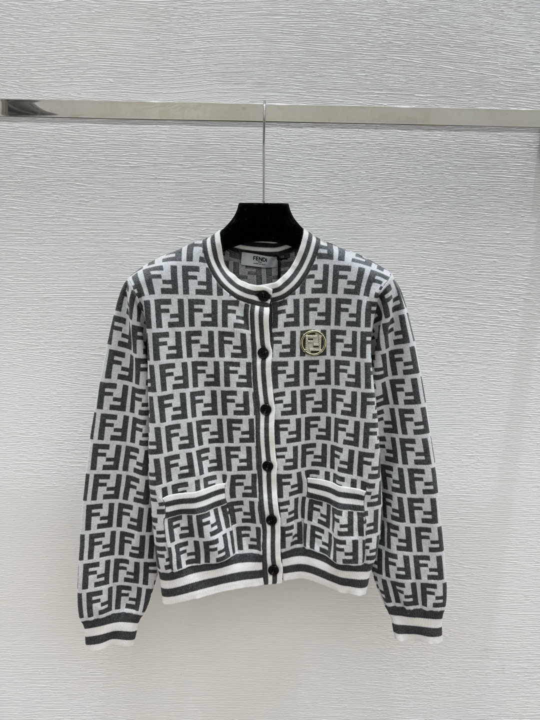 NO:536530,F Home Early Autumn New Style Old Flower Letter Round Neck Knitted Long Sleeve Cardigan Color Gray Size 36.38.40, Fendi, Alexander Wang19860909F家 早秋新款 老花字母圆领针织长袖开衫 颜色灰色 尺码36.38.40,,fendi,alexander wang,Women's clothing