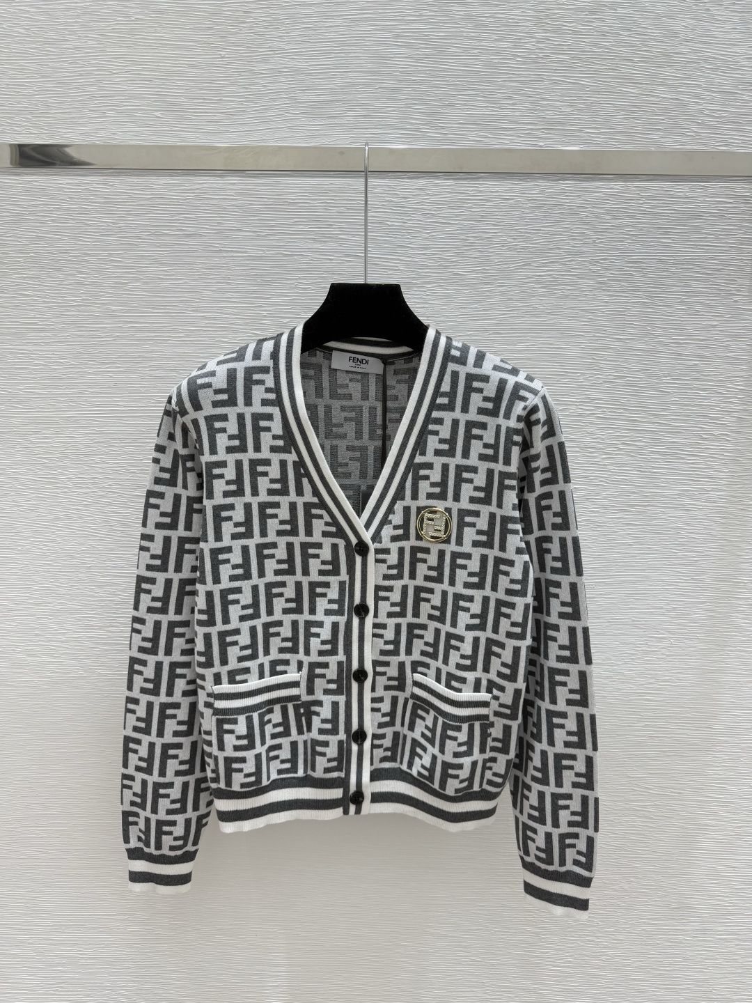 NO:536557,F Home Early Autumn New Style Old Flower Letter V-neck Knitted Long Sleeve Cardigan Color Gray Size 36.38.40, Fendi, Alexander Wang19860909F家 早秋新款 老花字母V领针织长袖开衫 颜色灰色 尺码36.38.40,,fendi,alexander wang,Women's clothing