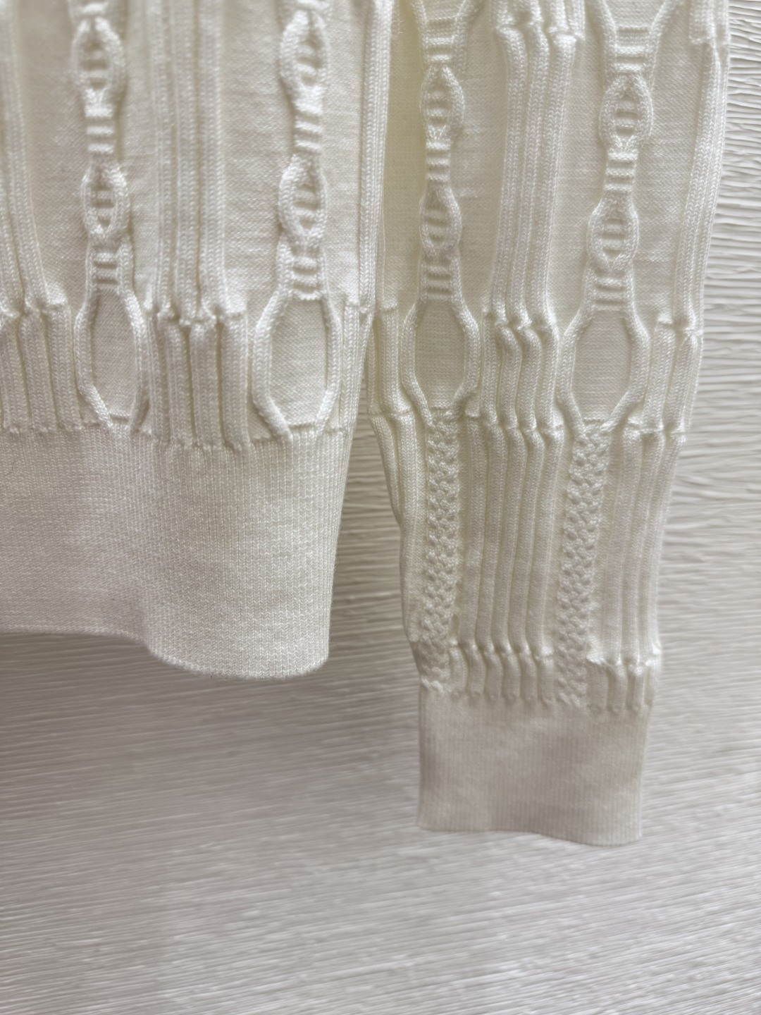 🆕HE家🆕 早秋新款 纯色简约立体花纹圆领针织长袖开衫颜色：白色 粉色 黑色尺码：36.38.40