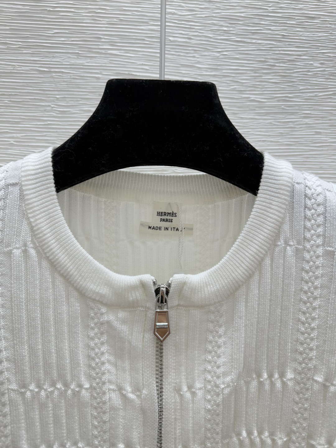 🆕HE家🆕 早秋新款 纯色简约立体花纹圆领针织长袖开衫颜色：白色 粉色 黑色尺码：36.38.40