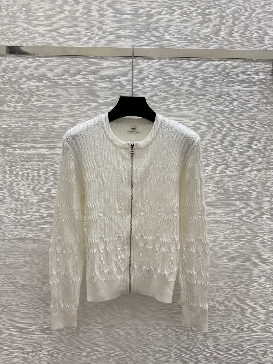 🆕HE家🆕 早秋新款 纯色简约立体花纹圆领针织长袖开衫颜色：白色 粉色 黑色尺码：36.38.40