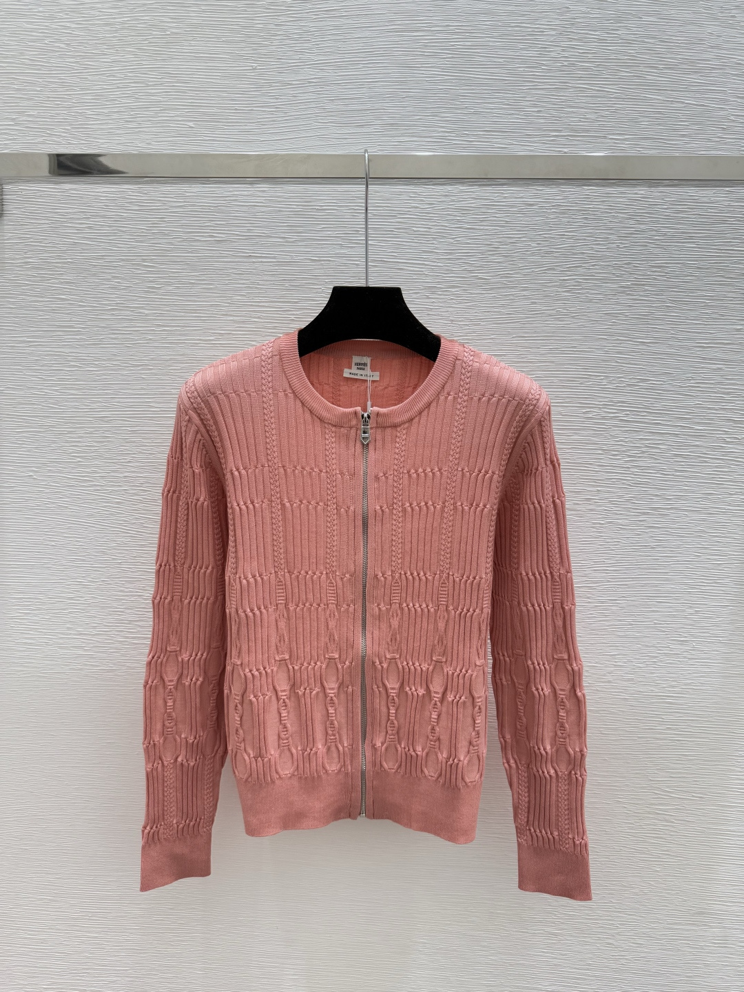 🆕HE家🆕 早秋新款 纯色简约立体花纹圆领针织长袖开衫颜色：白色 粉色 黑色尺码：36.38.40