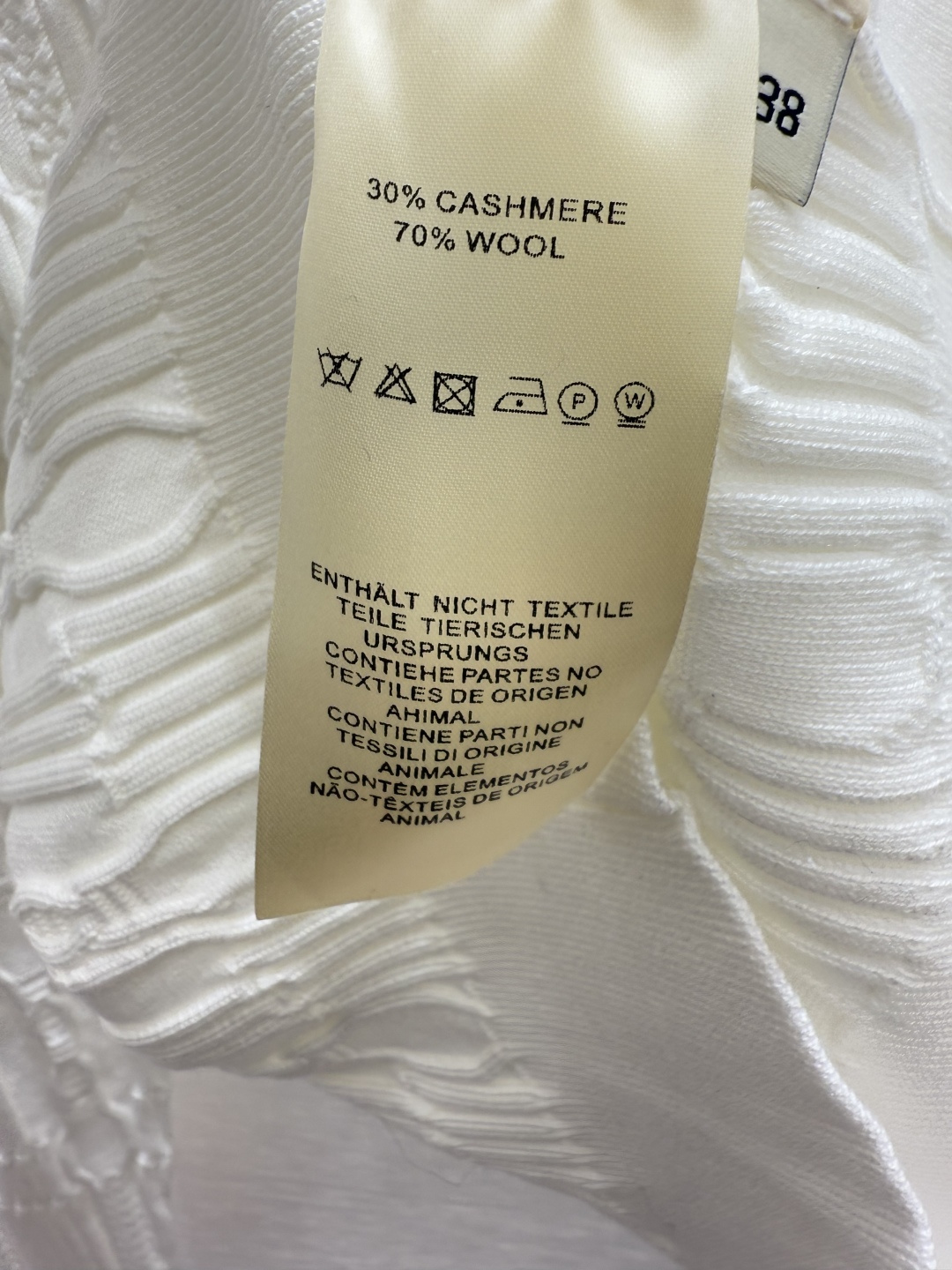 🆕HE家🆕 早秋新款 纯色简约立体花纹圆领针织长袖开衫颜色：白色 粉色 黑色尺码：36.38.40