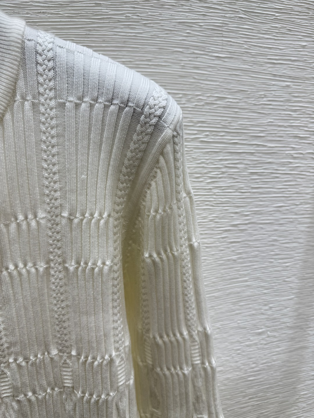 🆕HE家🆕 早秋新款 纯色简约立体花纹圆领针织长袖开衫颜色：白色 粉色 黑色尺码：36.38.40