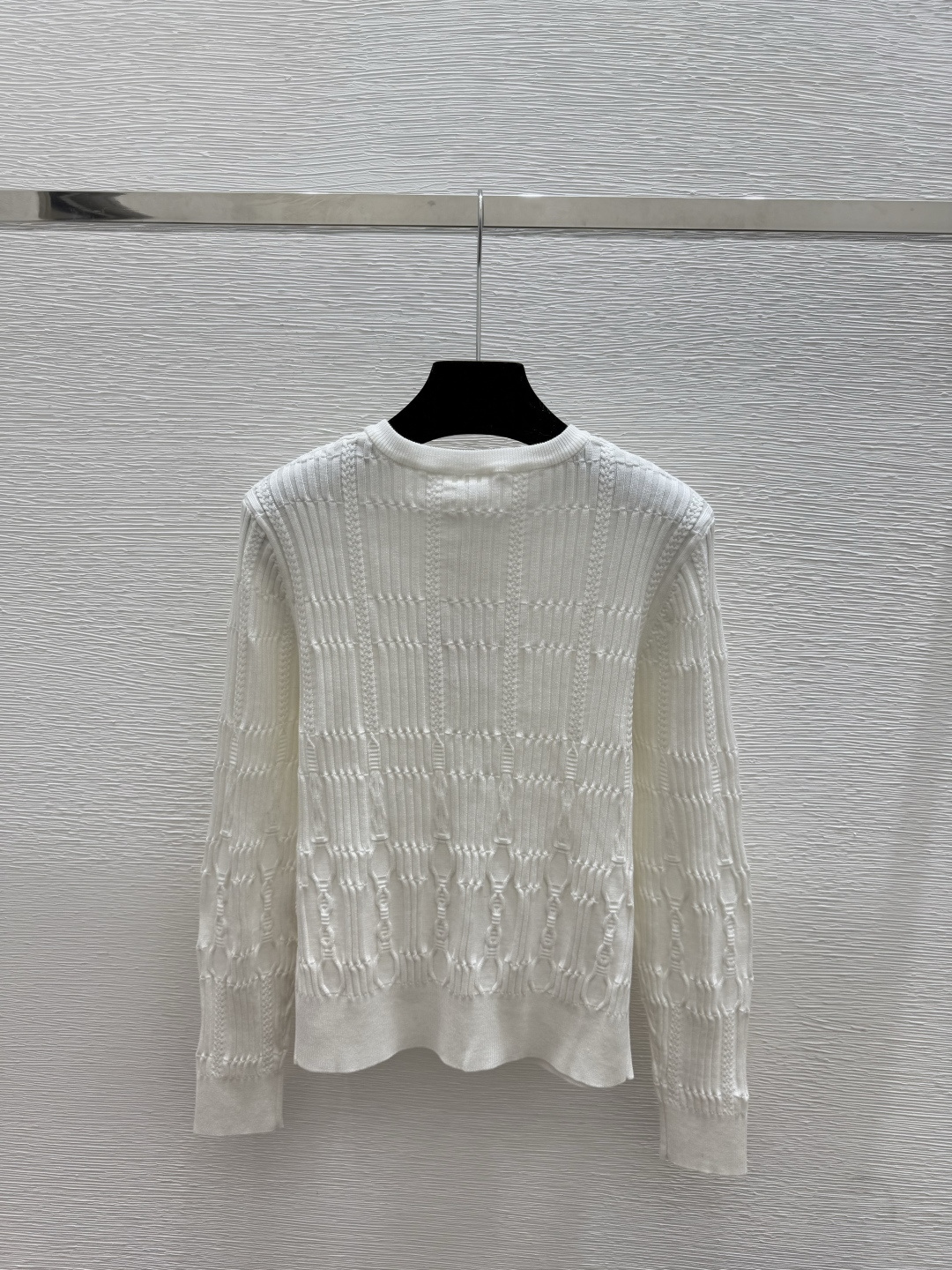 🆕HE家🆕 早秋新款 纯色简约立体花纹圆领针织长袖开衫颜色：白色 粉色 黑色尺码：36.38.40