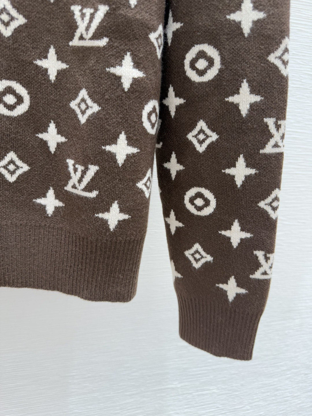 🆕L家🆕 早秋新款 老花字母圆领针织长袖颜色：咖啡 宝蓝尺码：36.38.40