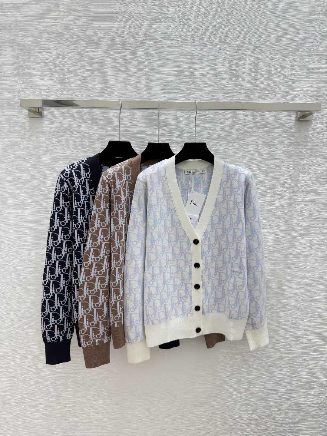 NO:547486,D Home Early Autumn New Style Old Flower Letter V-neck Knitted Long Sleeve Cardigan Color White Coffee Royal Blue Size 36.38.40, Dior, Alexander wang19860909D家 早秋新款 老花字母V领针织长袖开衫 颜色白色 咖啡 宝蓝 尺码36.38.40,,dior,alexander wang,Women's clothing