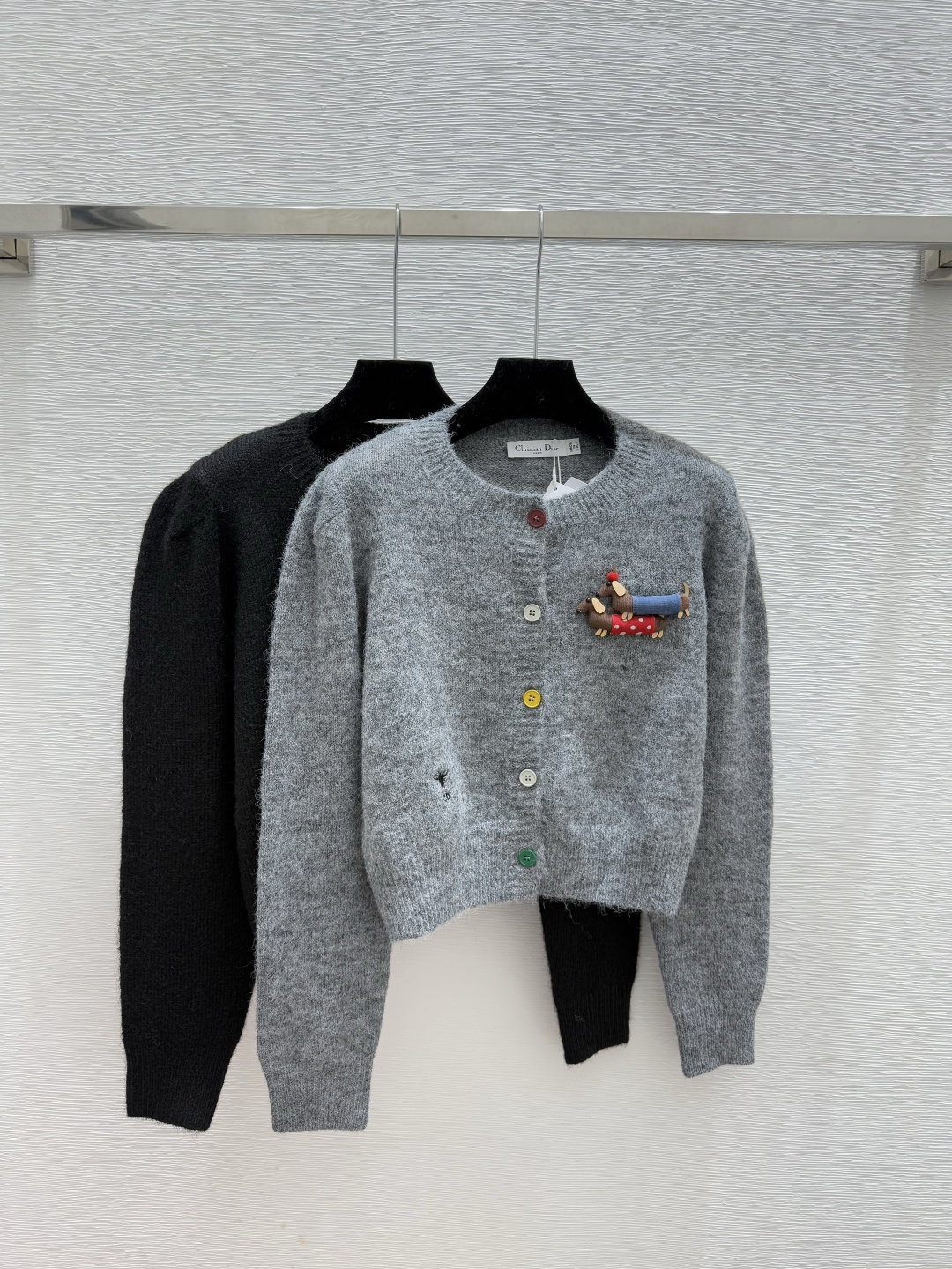 NO:547481,D Home Early Autumn New Style Solid Color Daffodil Puppy Round Neck Knitted Long Sleeve Cardigan Color Gray Black Size 36.38.40, Dior, Alexander wang19860909D家 早秋新款 纯色腊肠小狗圆领针织长袖开衫 颜色灰色 黑色 尺码36.38.40,,dior,alexander wang,Women's clothing