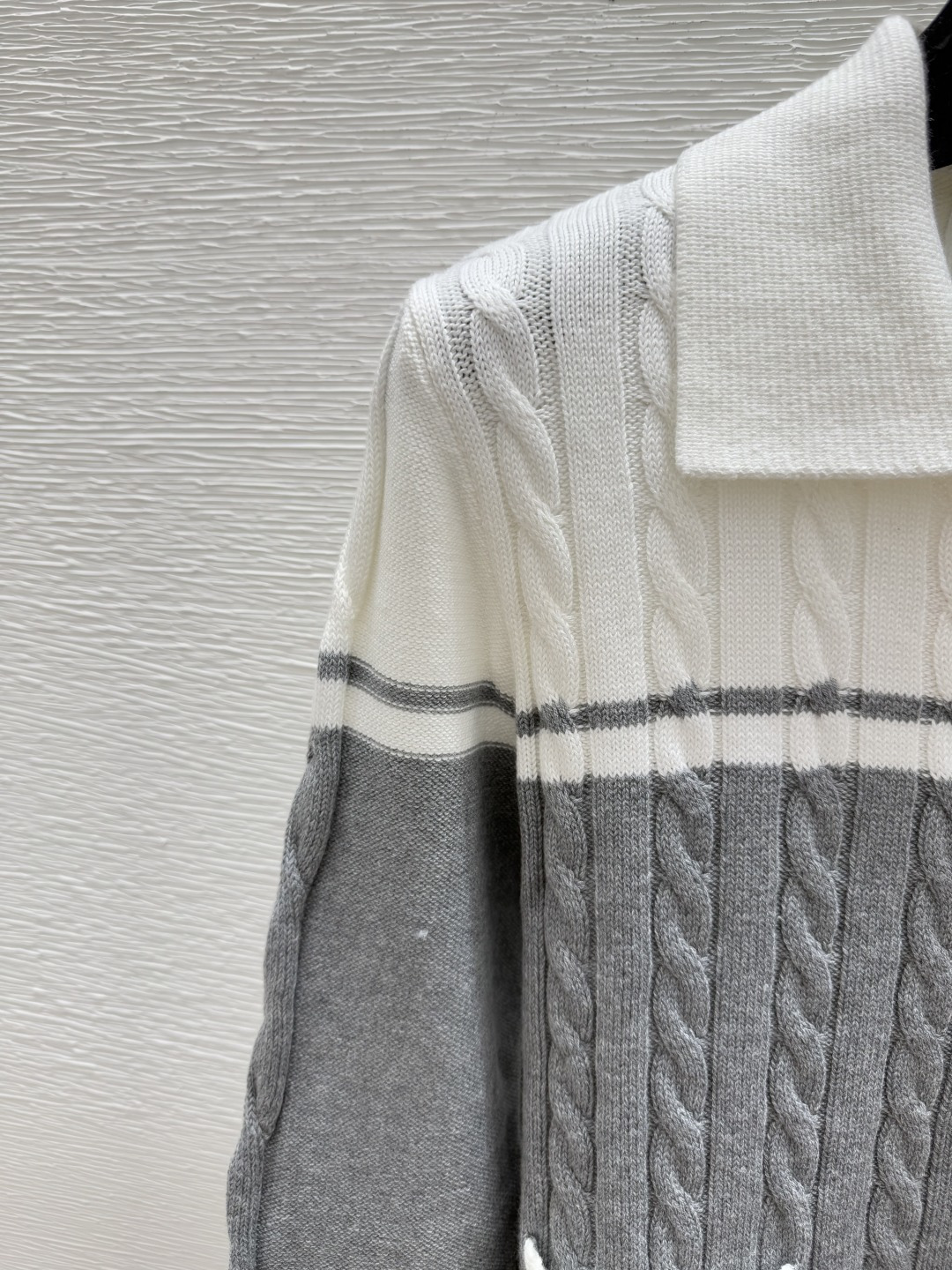 🆕M家🆕 早秋新款 拼色翻领针织长袖开衫颜色：灰色尺码：36.38.40