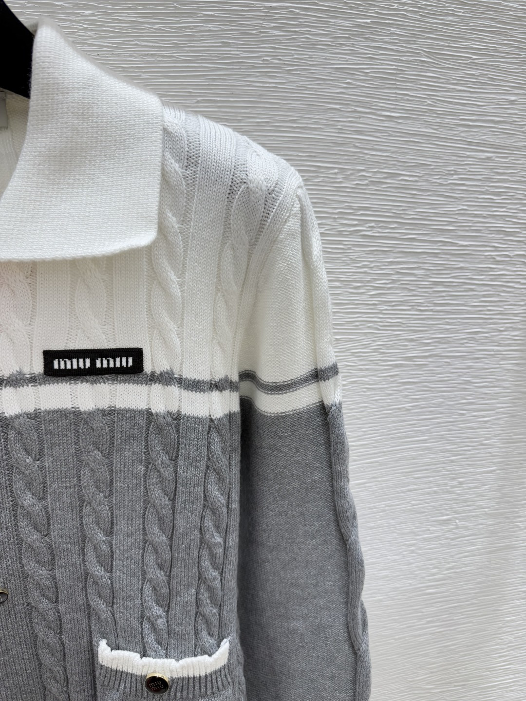 🆕M家🆕 早秋新款 拼色翻领针织长袖开衫颜色：灰色尺码：36.38.40