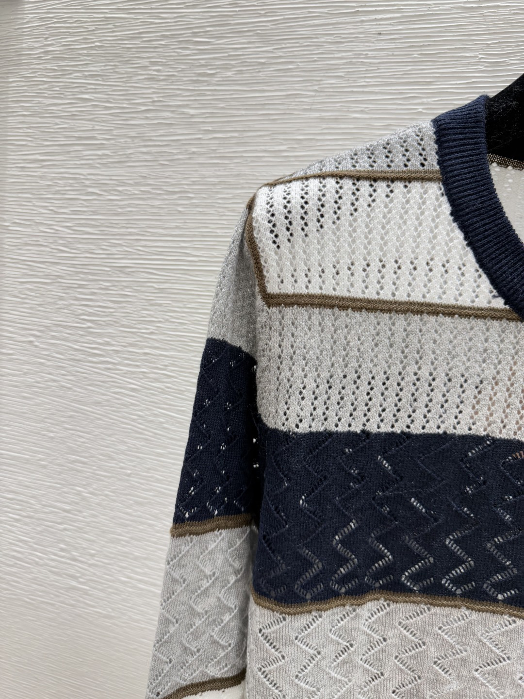 🆕M家🆕 早秋新款 撞色条纹镂空圆领针织长袖开衫颜色：宝蓝尺码：36.38.40