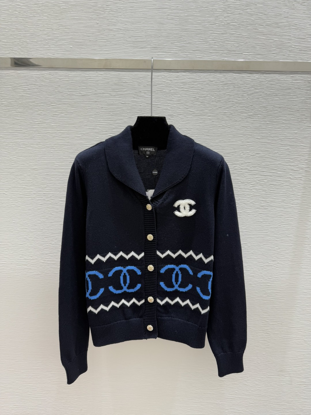 NO:547430,CH Home Early Autumn New Contrasted Letter Jacquard Lapel Knitted Long Sleeve Cardigan Color Royal Blue Size 36.38.40,,alexander wang19860909CH家 早秋新款 撞色字母提花翻领针织长袖开衫 颜色宝蓝 尺码36.38.40,,alexander wang,Women's clothing