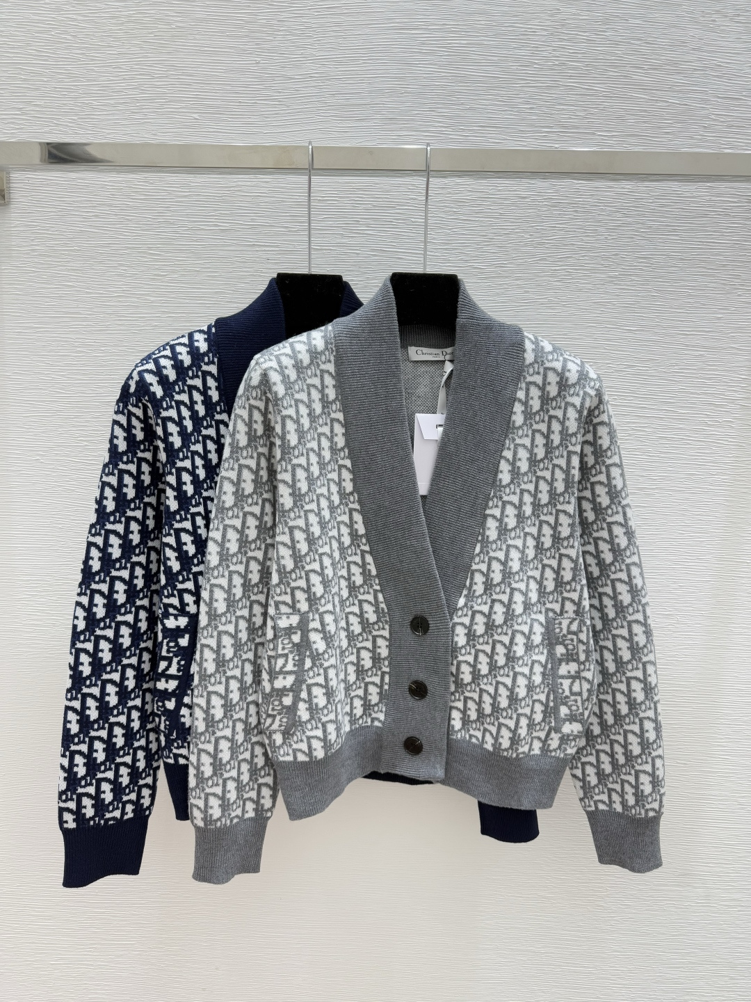 NO:547459,D Home Early Autumn New Style Old Flower Letter Double-Side V-neck Knitted Long Sleeve Cardigan Color Gray Royal Blue Size 36.38.40, Dior, Alexander wang19860909D家 早秋新款 老花字母双面V领针织长袖开衫 颜色灰色 宝蓝 尺码36.38.40,,dior,alexander wang,Women's clothing