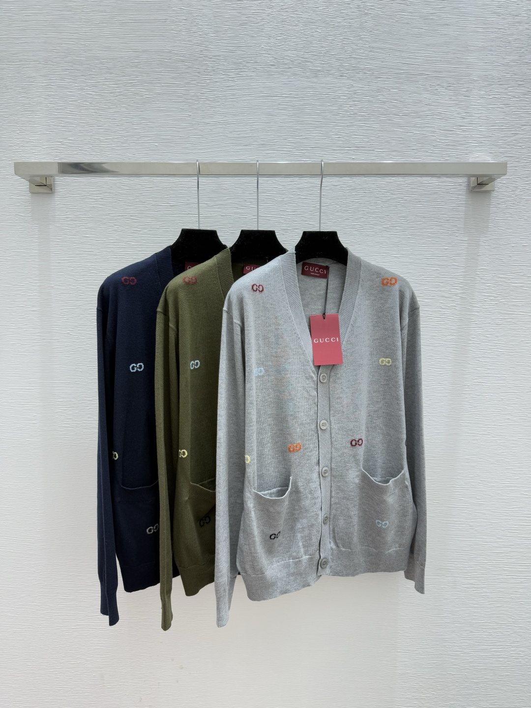 NO:560774,G family early autumn new style letter jacquard V-neck knitted long-sleeved cardigan color gray green royal blue size 36.38.40,,gucci,alexander wang19860909G家 早秋新款 字母提花V领针织长袖开衫 颜色灰色 绿色 宝蓝 尺码36.38.40,,gucci,alexander wang,Women's clothing