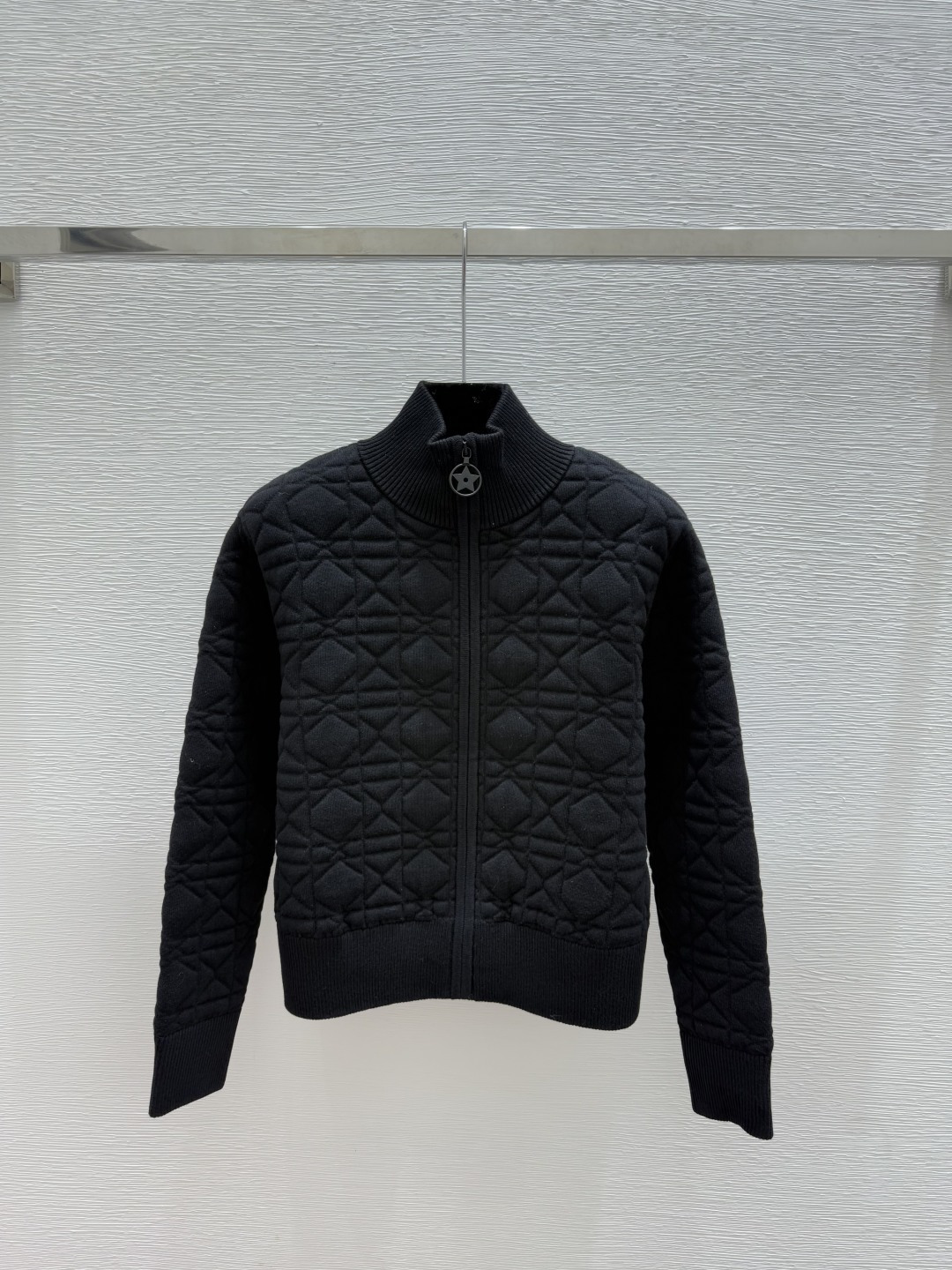 NO:560736,D family early autumn new style high collar knitted down cardigan with jungle embroidery on the back color white black size 36.38.40, dior, down jacket, alexander wang19860909D家 早秋新款 背后丛林刺绣高领针织羽绒开衫 颜色白色 黑色 尺码36.38.40,,dior,down jacket,alexander wang,Women's clothing