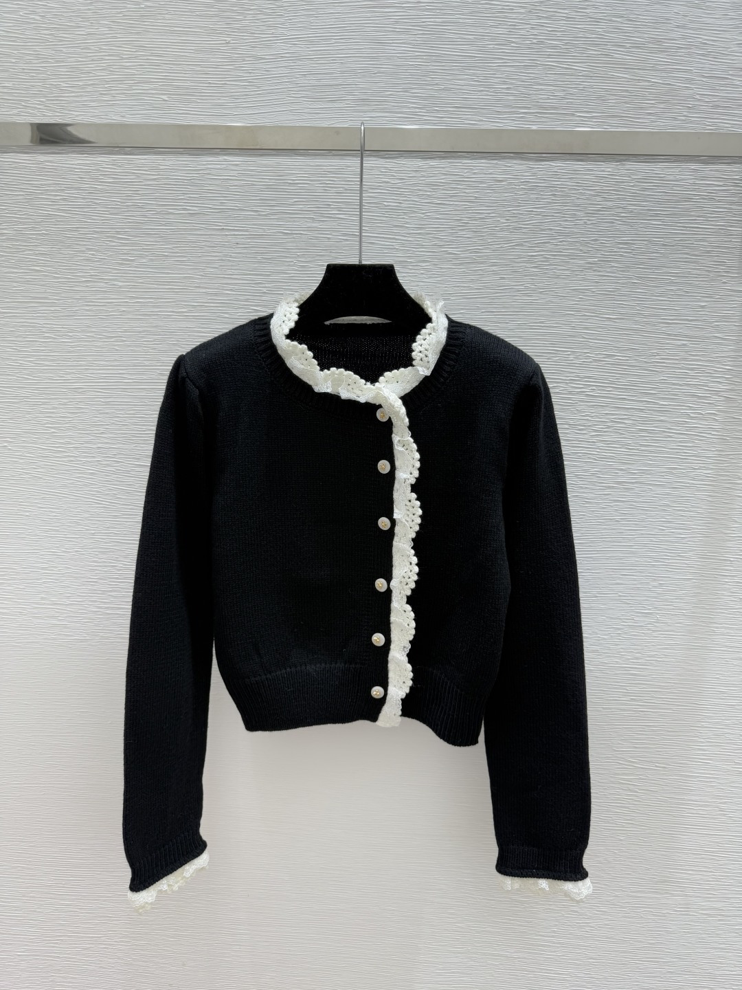 NO:560733,CH Home Early Autumn New Solid Color Lace Round Neck Knitted Long-Sleeved Cardigan Color Black Size 36.38.40,,alexander wang19860909CH家 早秋新款 纯色花边圆领针织长袖开衫 颜色黑色 尺码36.38.40,,alexander wang,Women's clothing