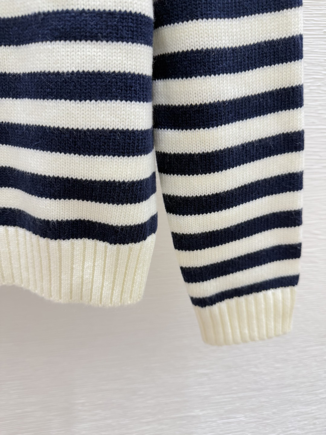 🆕D家🆕 早秋新款 五角星字母条纹圆领针织长袖颜色：白色 宝蓝尺码：36.38.40