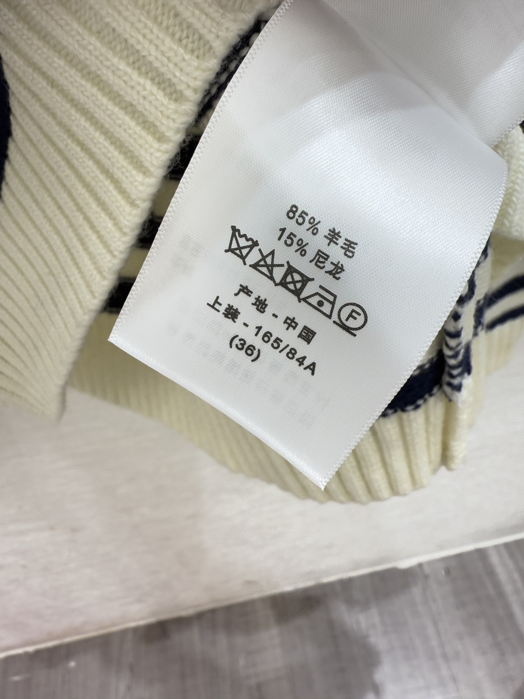 🆕D家🆕 早秋新款 五角星字母条纹圆领针织长袖颜色：白色 宝蓝尺码：36.38.40