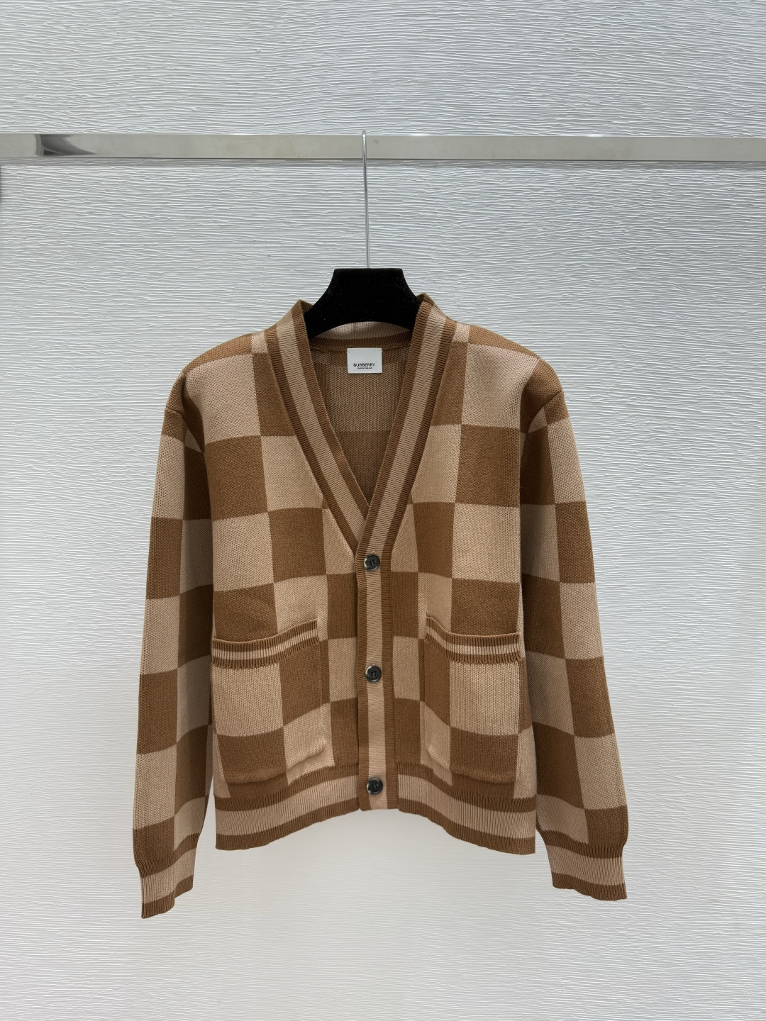 NO:560729,BU Home Early Autumn New Style Contrast Plaid Striped Knitted V-neck Knitted Long-Sleeved Cardigan Color Coffee Size 36.38.40,,alexander wang19860909BU家 早秋新款 撞色格子条纹针织V领针织长袖开衫 颜色咖啡 尺码36.38.40,,alexander wang,Women's clothing