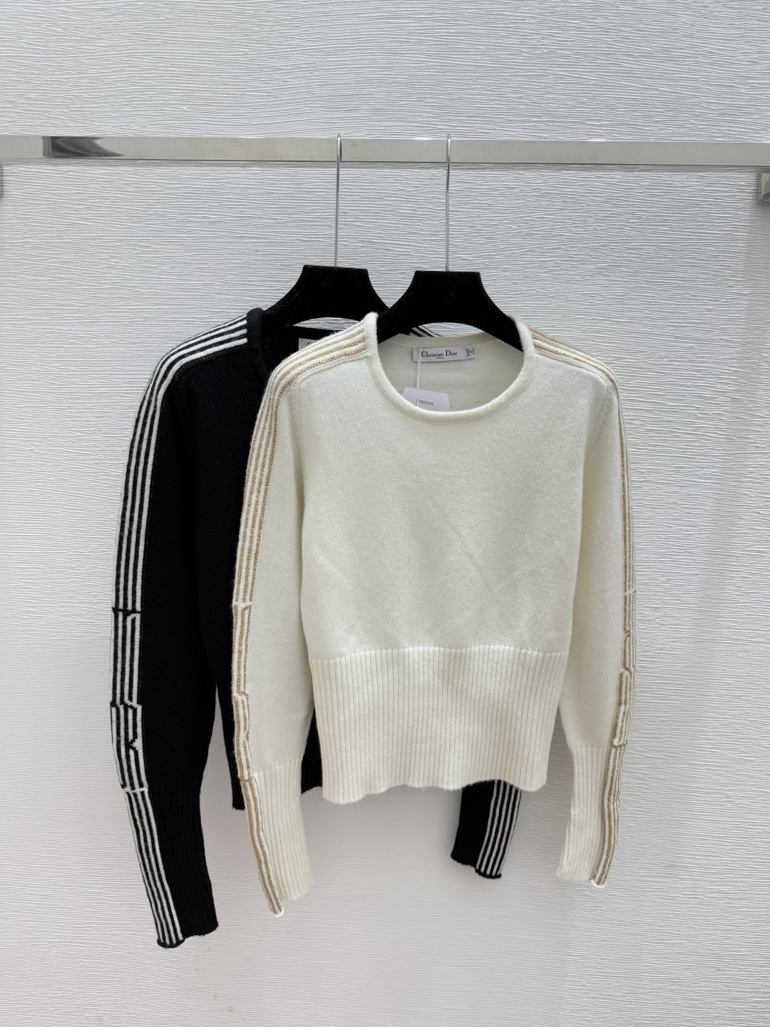 NO:560747,D family early autumn new style solid color simple gold and silver thread round neck knitted long sleeves color white black size 36.38.40, dior, alexander wang19860909D家 早秋新款 纯色简约金银线圆领针织长袖 颜色白色 黑色 尺码36.38.40,,dior,alexander wang,Women's clothing