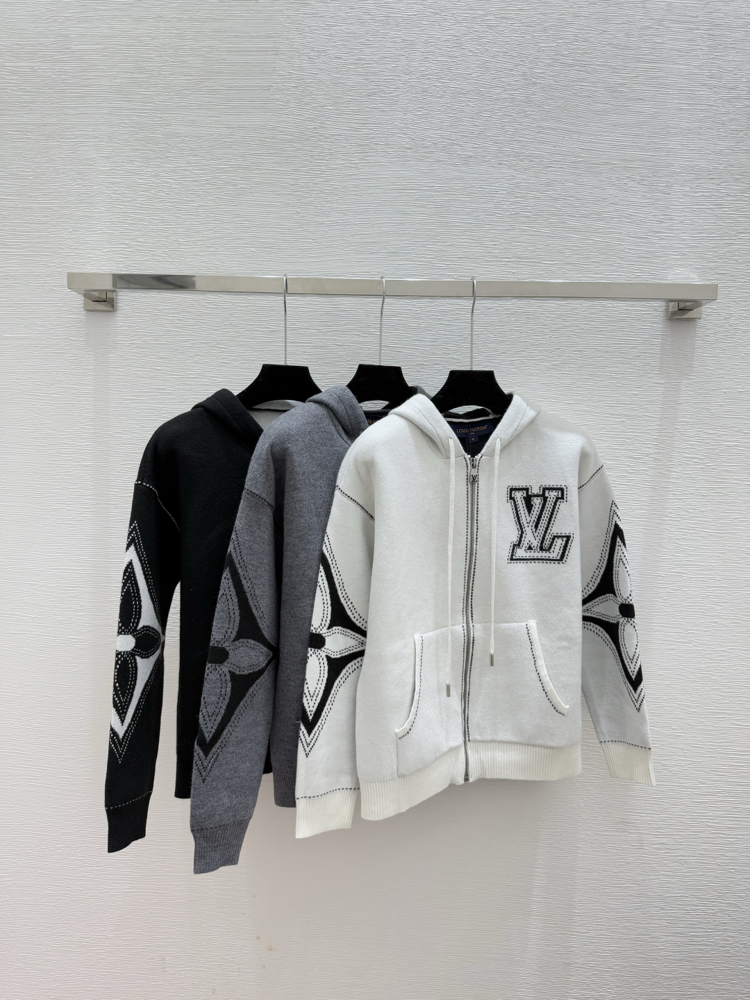 NO:560743,L family early autumn new letter jacquard hooded drawstring knitted long-sleeved cardigan color white gray black size 36.38.40, louis vuitton, hats, alexander wang19860909L家 早秋新款 字母提花连帽抽绳针织长袖开衫 颜色白色 灰色 黑色 尺码36.38.40,,louis vuitton,hats,alexander wang,Women's clothing