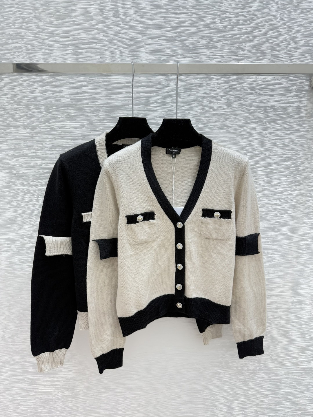 NO:560740,CH Home Early Autumn New Style Colorblock V-neck Knitted Long-Sleeved Cardigan Color Apricot Black Size 36.38.40,,alexander wang19860909CH家 早秋新款 拼色V领针织长袖开衫 颜色杏色 黑色 尺码36.38.40,,alexander wang,Women's clothing
