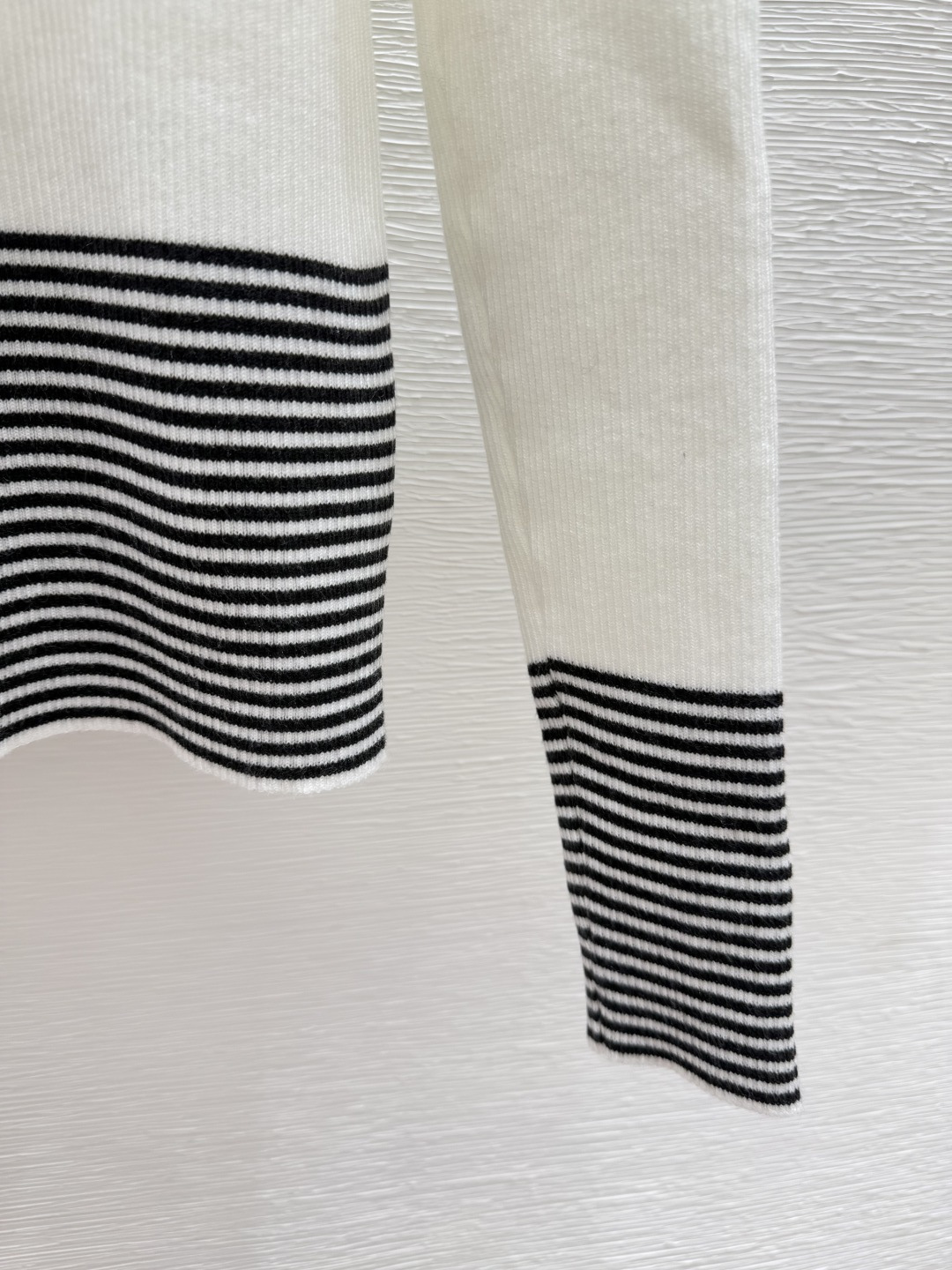 🆕P家🆕 早秋新款 撞色条纹翻领针织长袖开衫颜色：白色 宝蓝尺码：36.38.40