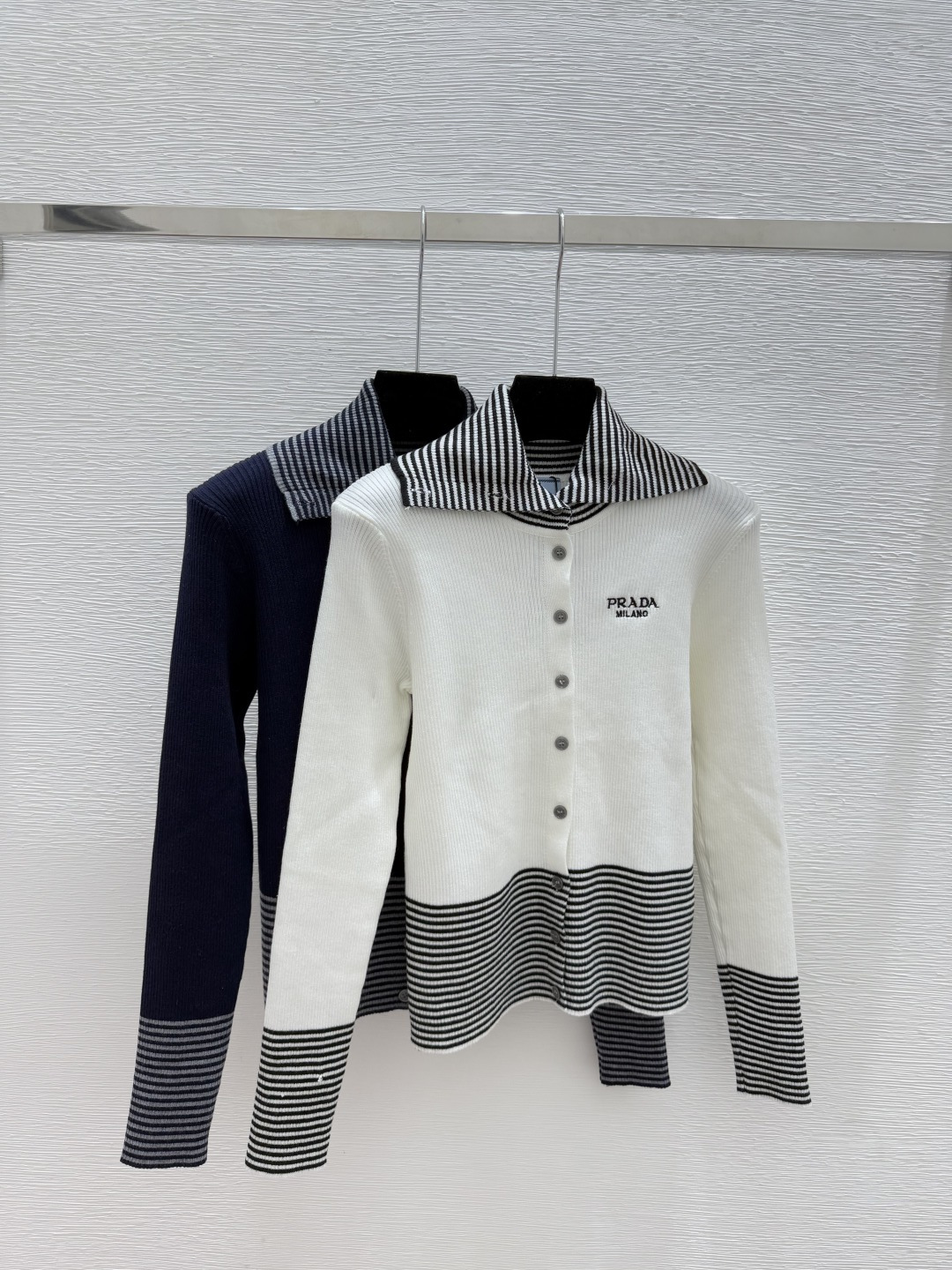 NO:560734,P Home Early Autumn New Style Contrast Color Striped Lapel Knitted Long-Sleeved Cardigan Color White Royal Blue Size 36.38.40,,alexander wang19860909P家 早秋新款 撞色条纹翻领针织长袖开衫 颜色白色 宝蓝 尺码36.38.40,,alexander wang,Women's clothing