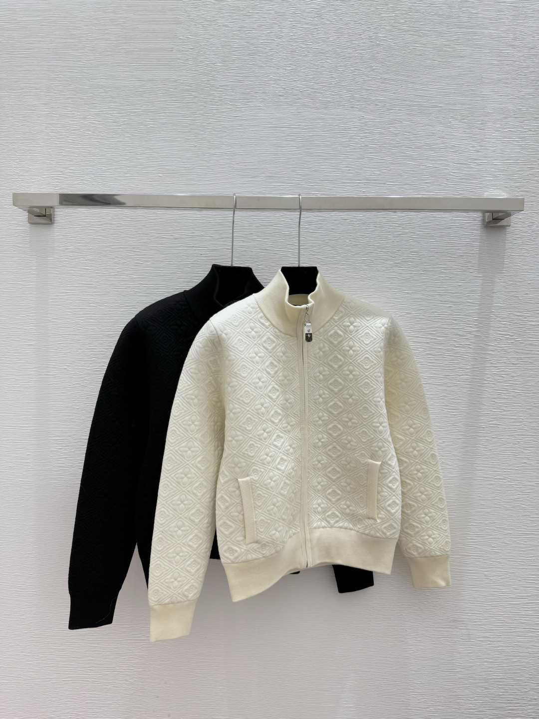 NO:560728,L family early autumn new style solid color old flower jacquard high collar knitted down cardigan color white black size 36.38.40, louis vuitton, down jacket, alexander wang19860909L家 早秋新款 纯色老花提花高领针织羽绒开衫 颜色白色 黑色 尺码36.38.40,,louis vuitton,down jacket,alexander wang,Women's clothing