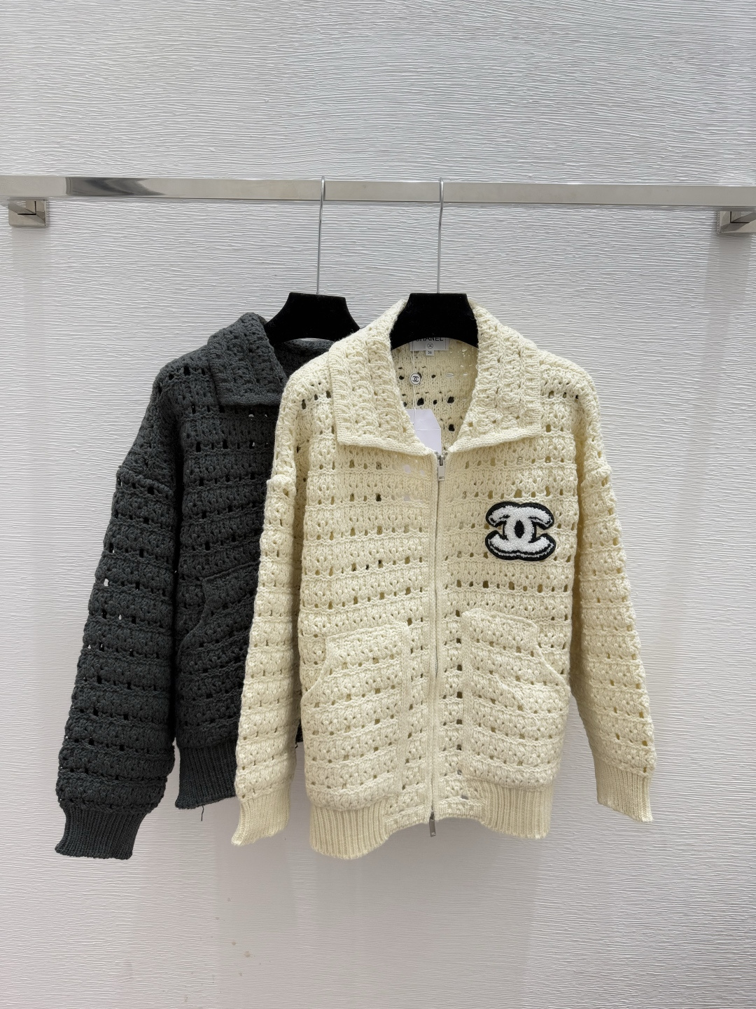 NO:560814,CH Home Early Autumn New Solid Color Simple Lapel Hollow Knitted Long-Sleeved Cardigan Color White Gray Size 36.38.40,,alexander wang19860909CH家 早秋新款 纯色简约翻领镂空针织长袖开衫 颜色白色 灰色 尺码36.38.40,,alexander wang,Women's clothing