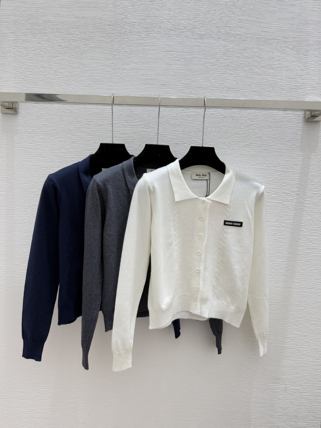 NO:560809,M family early autumn new style solid color simple lapel knitted long-sleeved cardigan color white gray royal blue size 36.38.40,,alexander wang19860909M家 早秋新款 纯色简约翻领针织长袖开衫 颜色白色 灰色 宝蓝 尺码36.38.40,,alexander wang,Women's clothing
