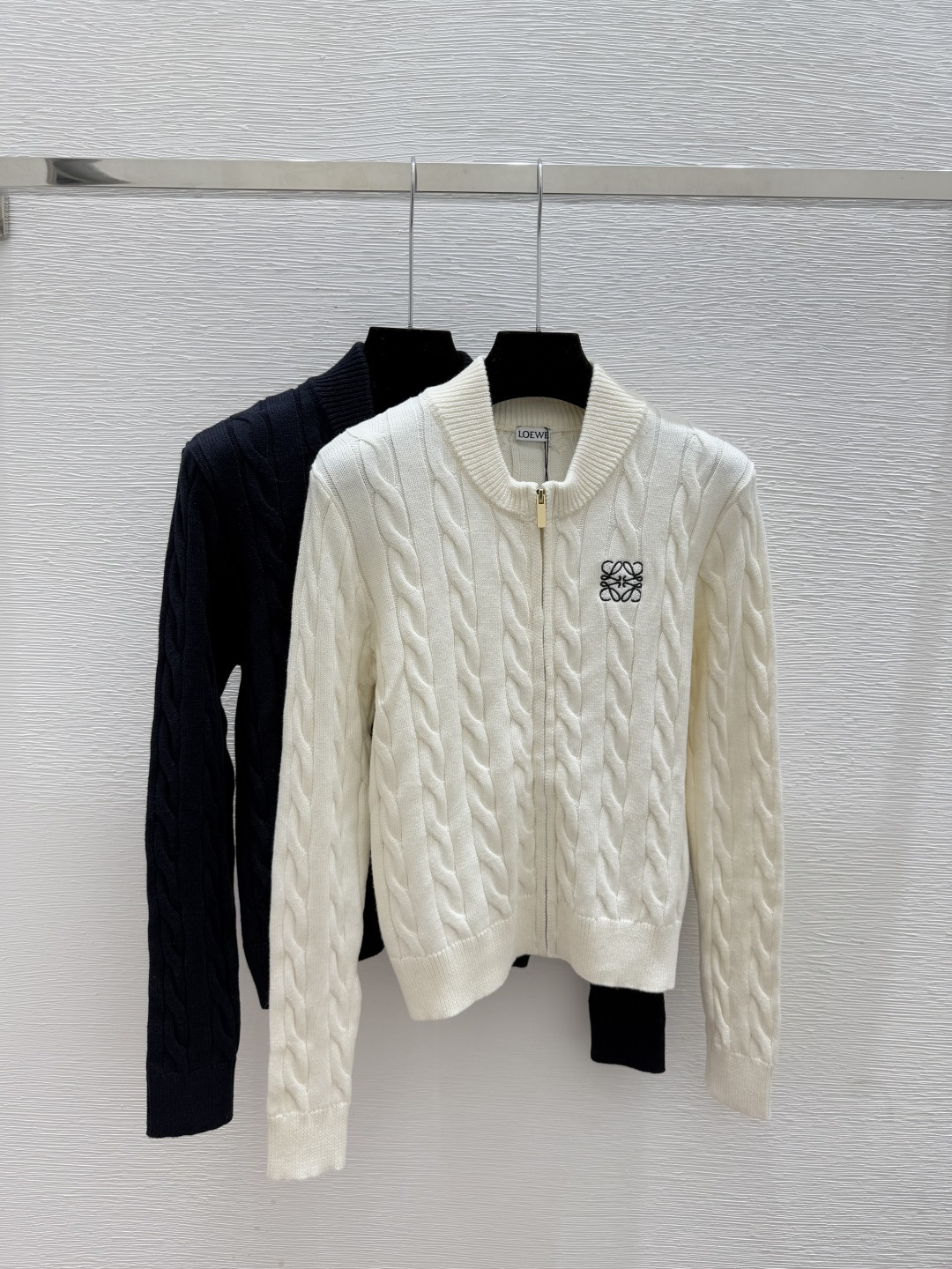 NO:560804,LO Home Early Autumn New Solid Color Three-dimensional Twist High-neck Knitted Long-Sleeved Cardigan Color White Royal Blue Size 36.38.40,,alexander wang19860909LO家 早秋新款 纯色立体麻花高领针织长袖开衫 颜色白色 宝蓝 尺码36.38.40,,alexander wang,Women's clothing