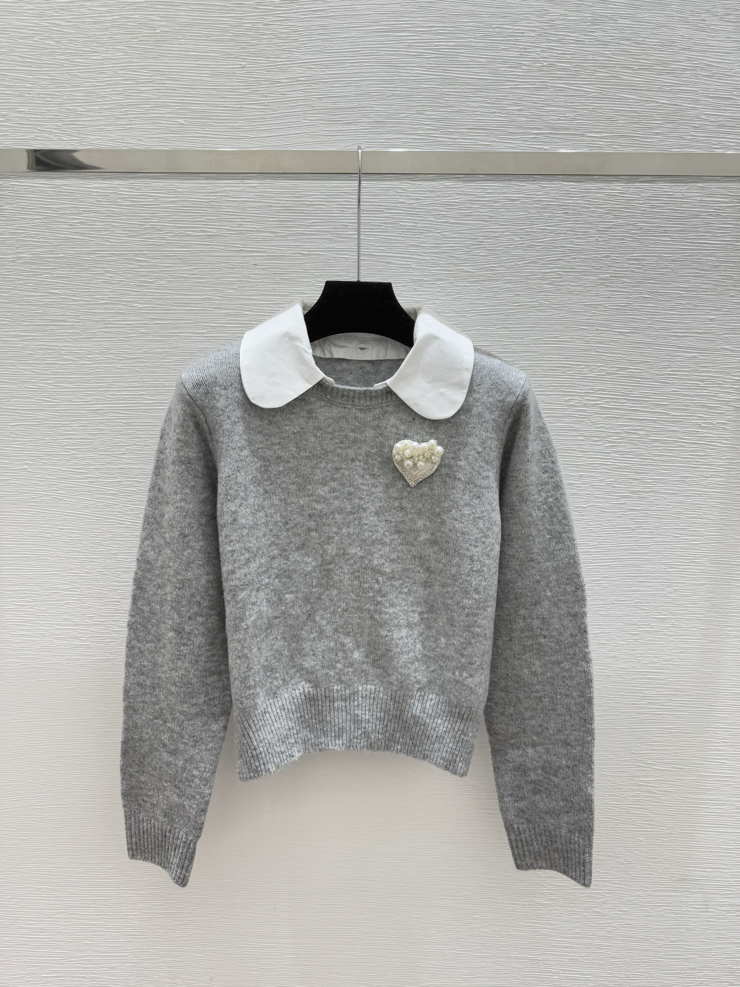 NO:560800,CH Home Early Autumn New Love Beaded Lapel Knitted Long Sleeves Color Gray Size 36.38.40,,alexander wang19860909CH家 早秋新款 爱心钉珠翻领针织长袖 颜色灰色 尺码36.38.40,,alexander wang,Women's clothing