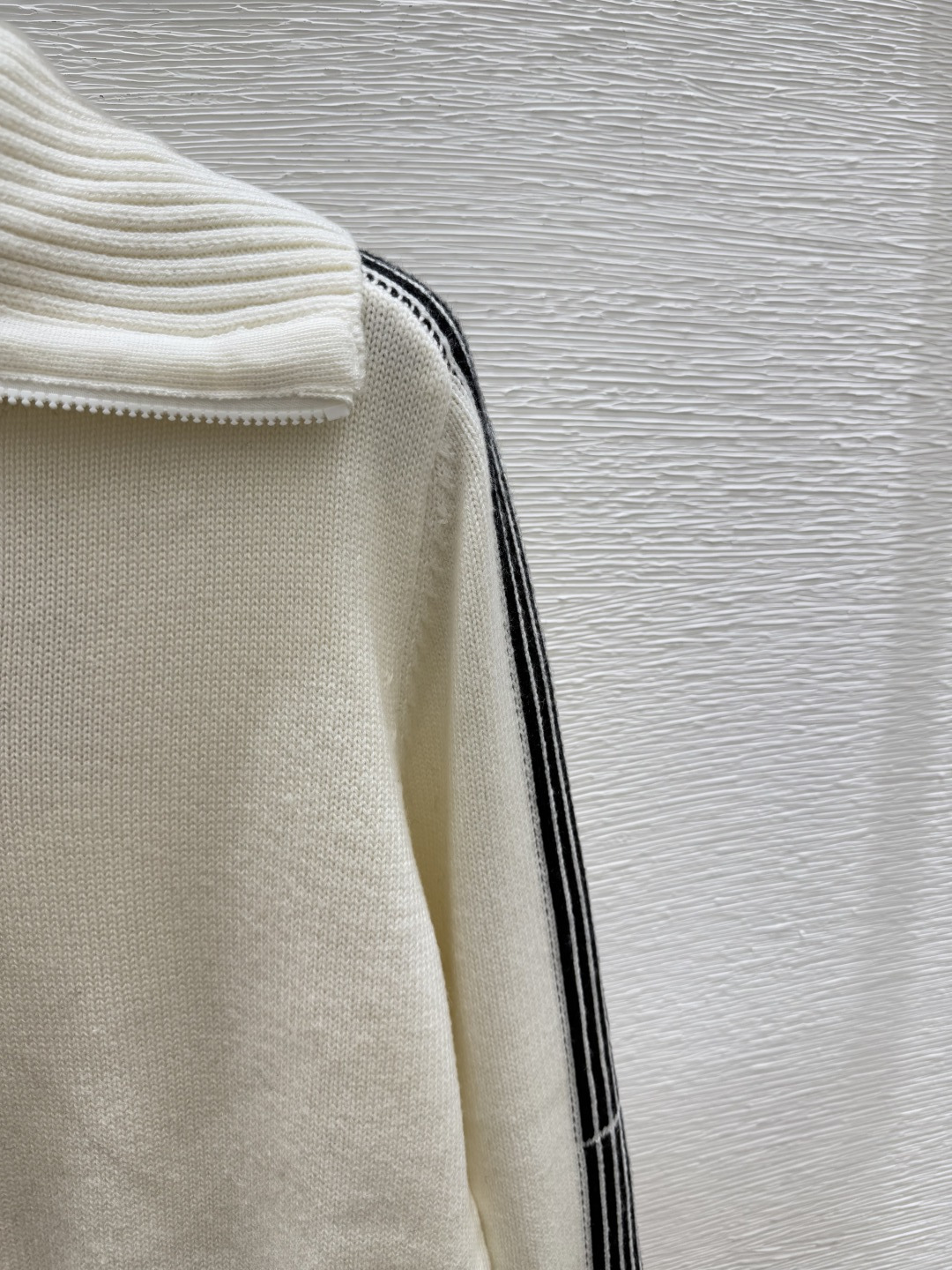 🆕D家🆕 早秋新款 撞色条纹翻领针织长袖颜色：白色 灰色 黑色尺码：36.38.40