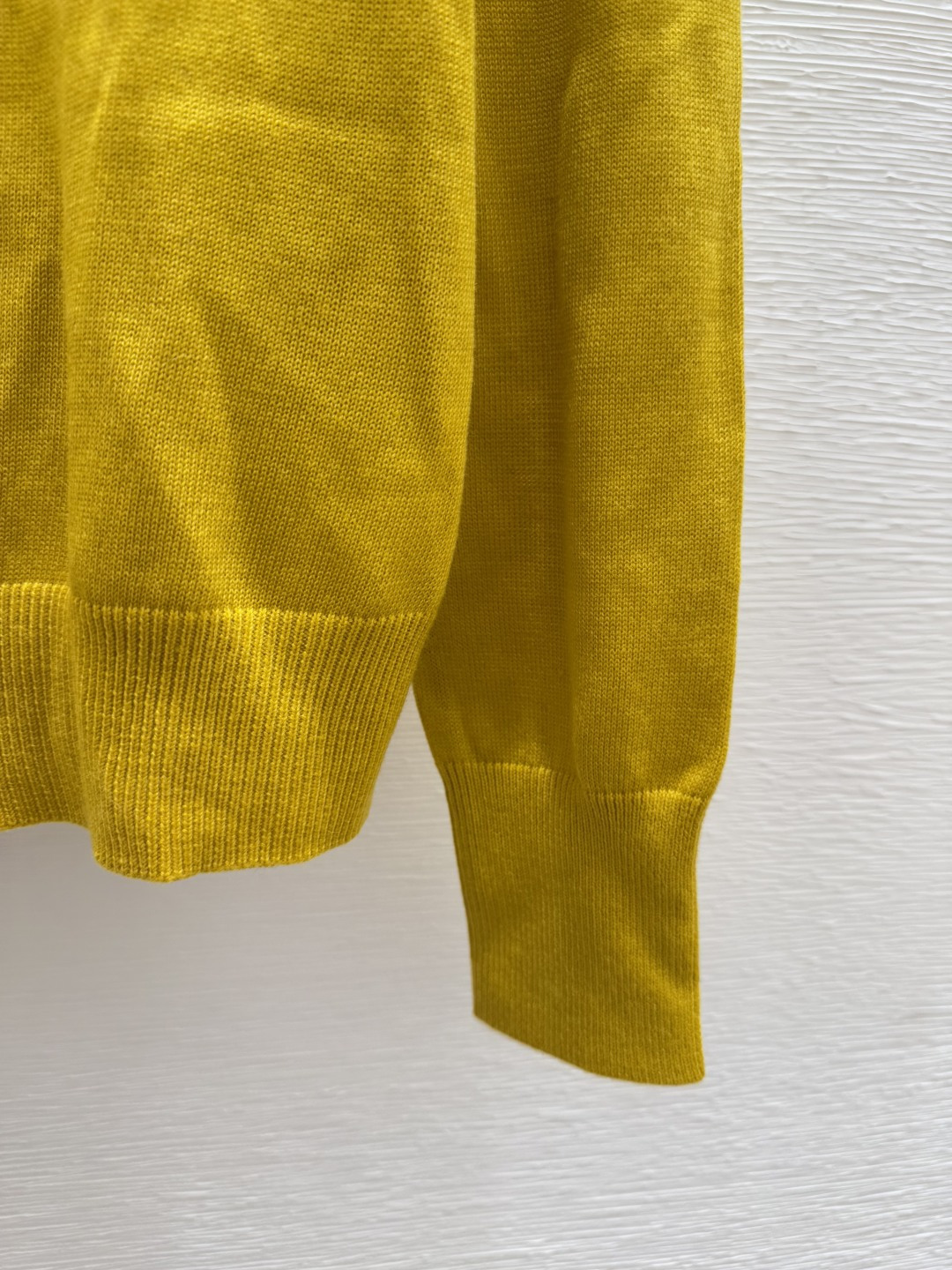 🆕VI家🆕 早秋新款 纯色简约圆领针织长袖颜色：黄色 橙色尺码：36.38.40