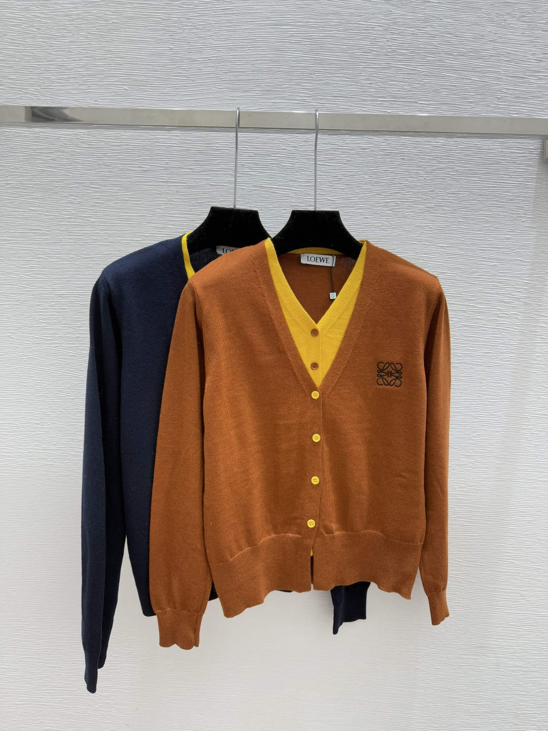 NO:560780,LO home early autumn new style contrasting fake two-piece V-neck knitted long-sleeved cardigan color coffee royal blue size 36.38.40,,alexander wang19860909LO家 早秋新款 撞色假两件V领针织长袖开衫 颜色咖啡 宝蓝 尺码36.38.40,,alexander wang,Women's clothing