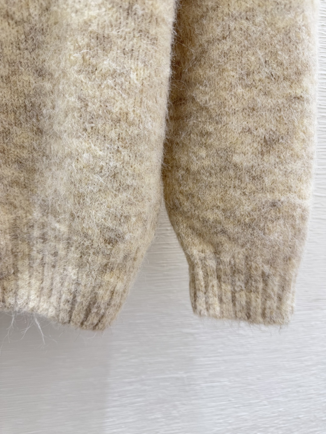 🆕M家🆕 早秋新款 纯色简约圆领针织长袖颜色：杏色 灰色尺码：36.38.40