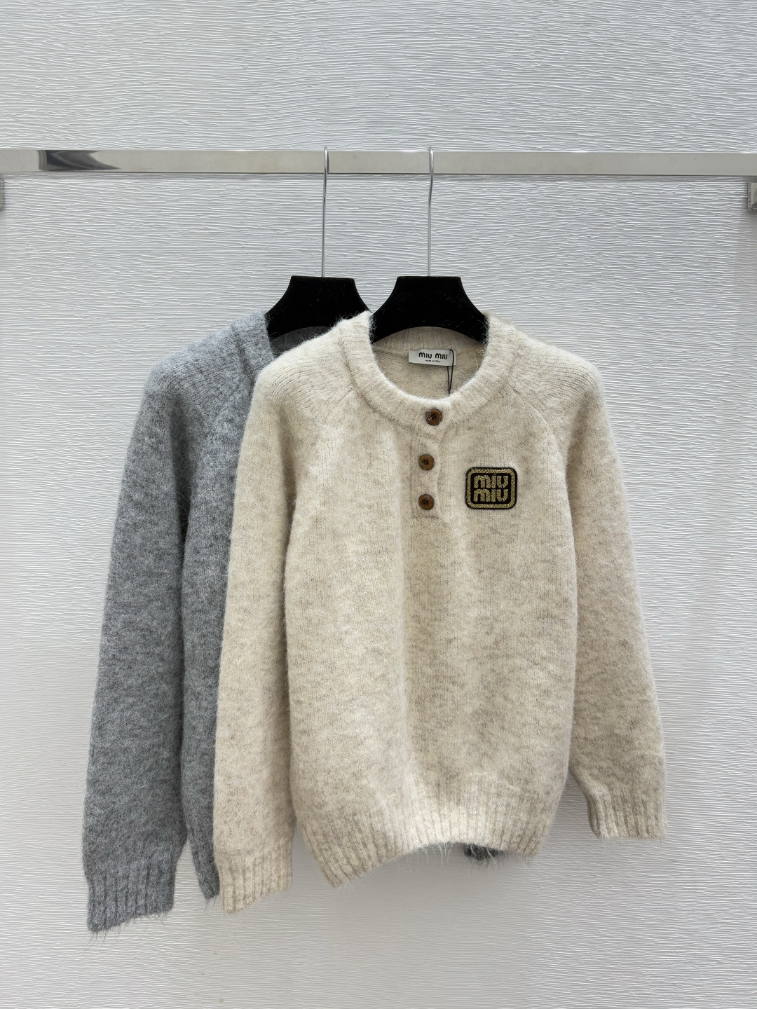 NO:560799,M family early autumn new style solid color simple round neck knitted long sleeve color apricot gray size 36.38.40,,alexander wang19860909M家 早秋新款 纯色简约圆领针织长袖 颜色杏色 灰色 尺码36.38.40,,alexander wang,Women's clothing
