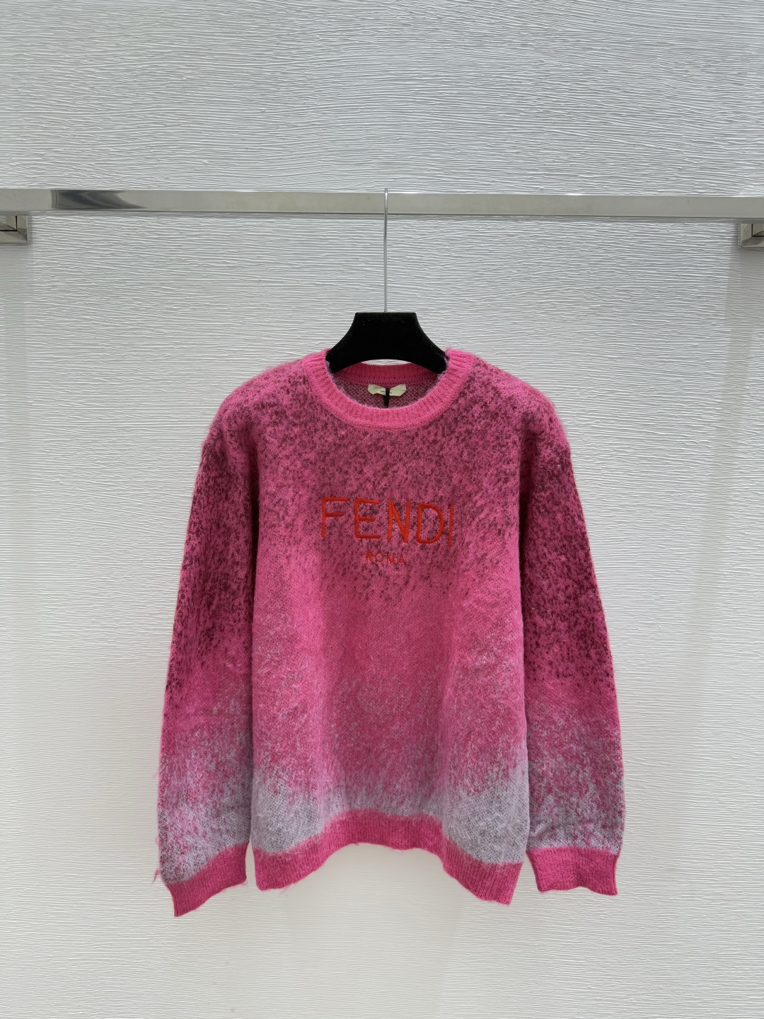 NO:560794,F family early autumn new style gradient letter embroidered round neck knitted long sleeves color pink size 36.38.40, fendi, alexander wang19860909F家 早秋新款 渐变字母刺绣圆领针织长袖 颜色粉色 尺码36.38.40,,fendi,alexander wang,Women's clothing